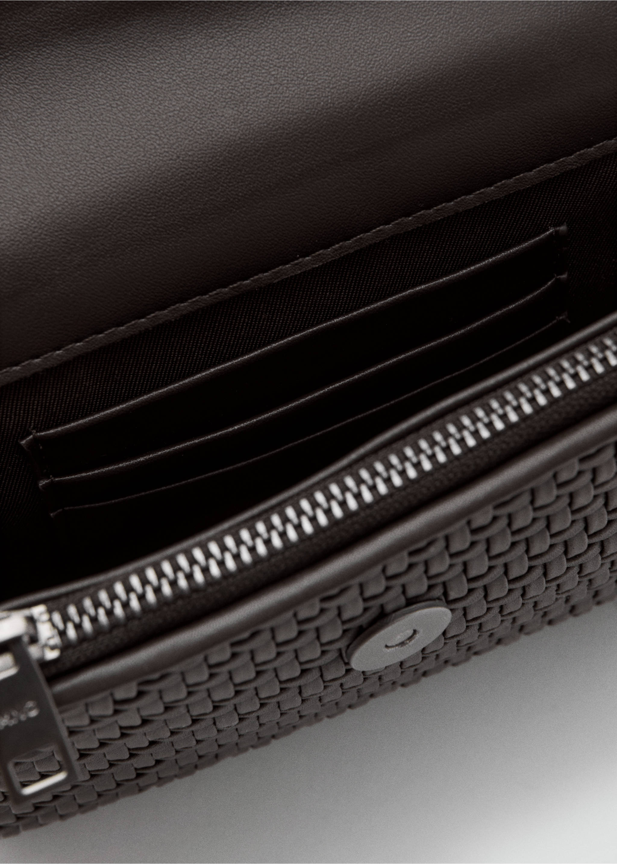 Geflochtene Tasche mit langem Riemen - Detail des Artikels 2, Braun. Ref: 37041356-00.