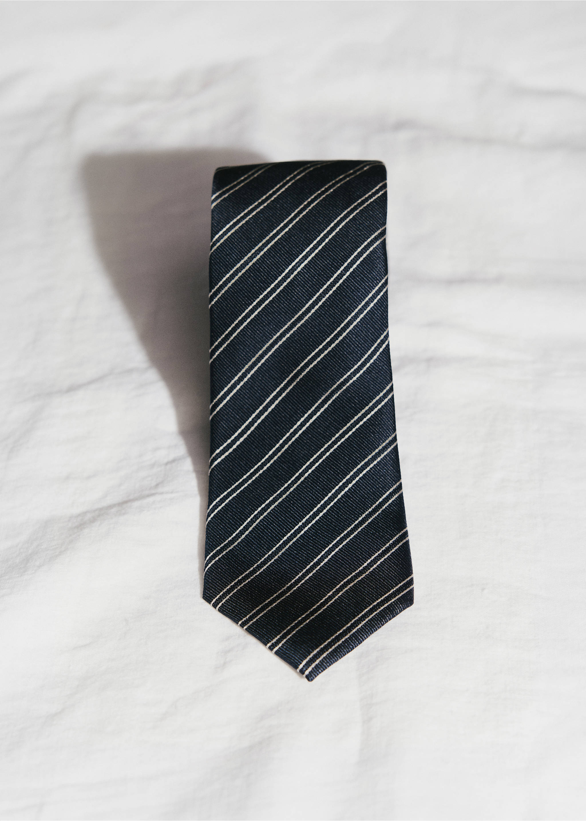 Striped tie with combined patterns - Details of the article 5, Navy. Ref: 37041360-00.