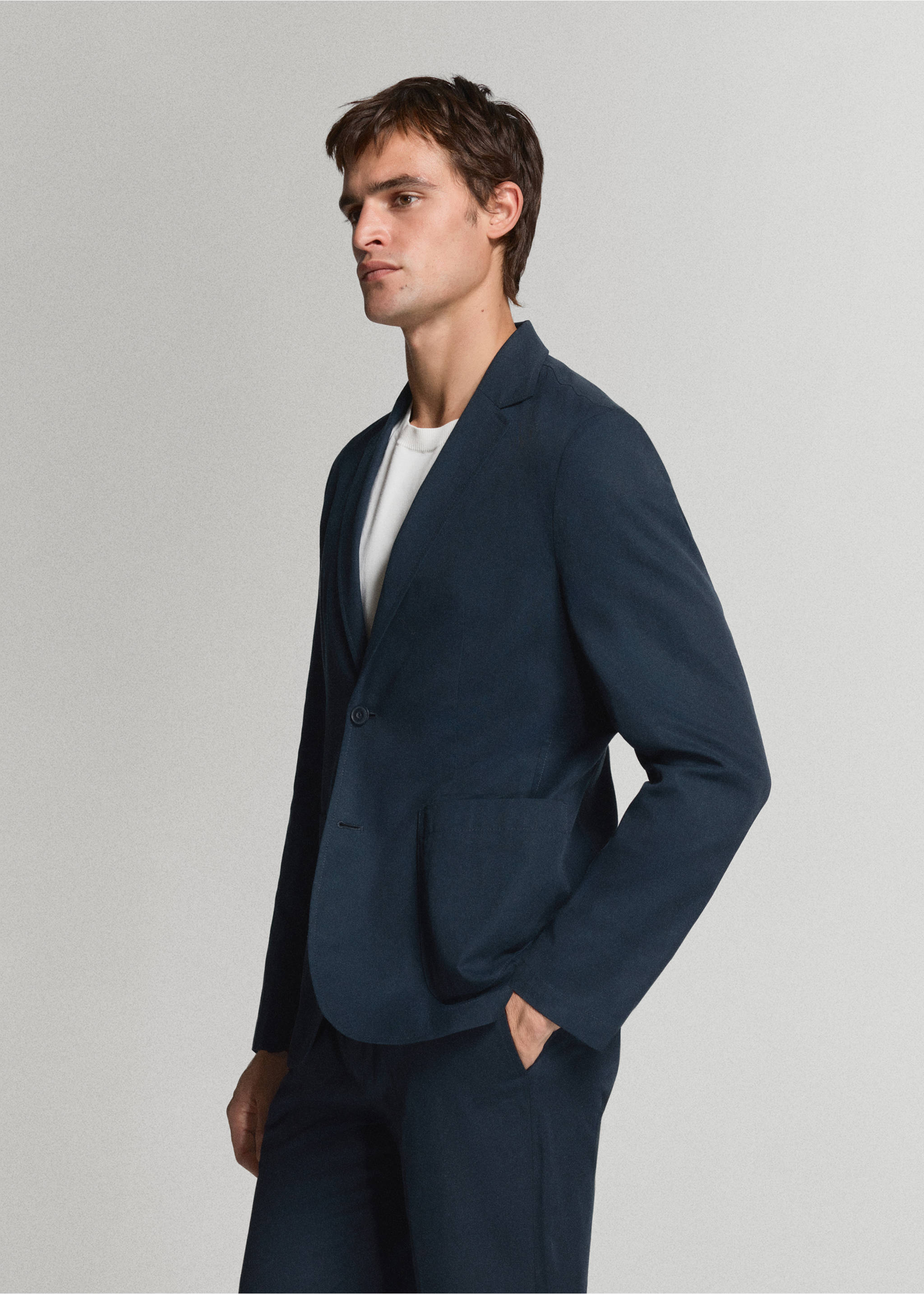 Blazer de fato slim fit de linho e liocel - Pormenor do artigo 2, Azul-marinho. Ref: 37041368-00.