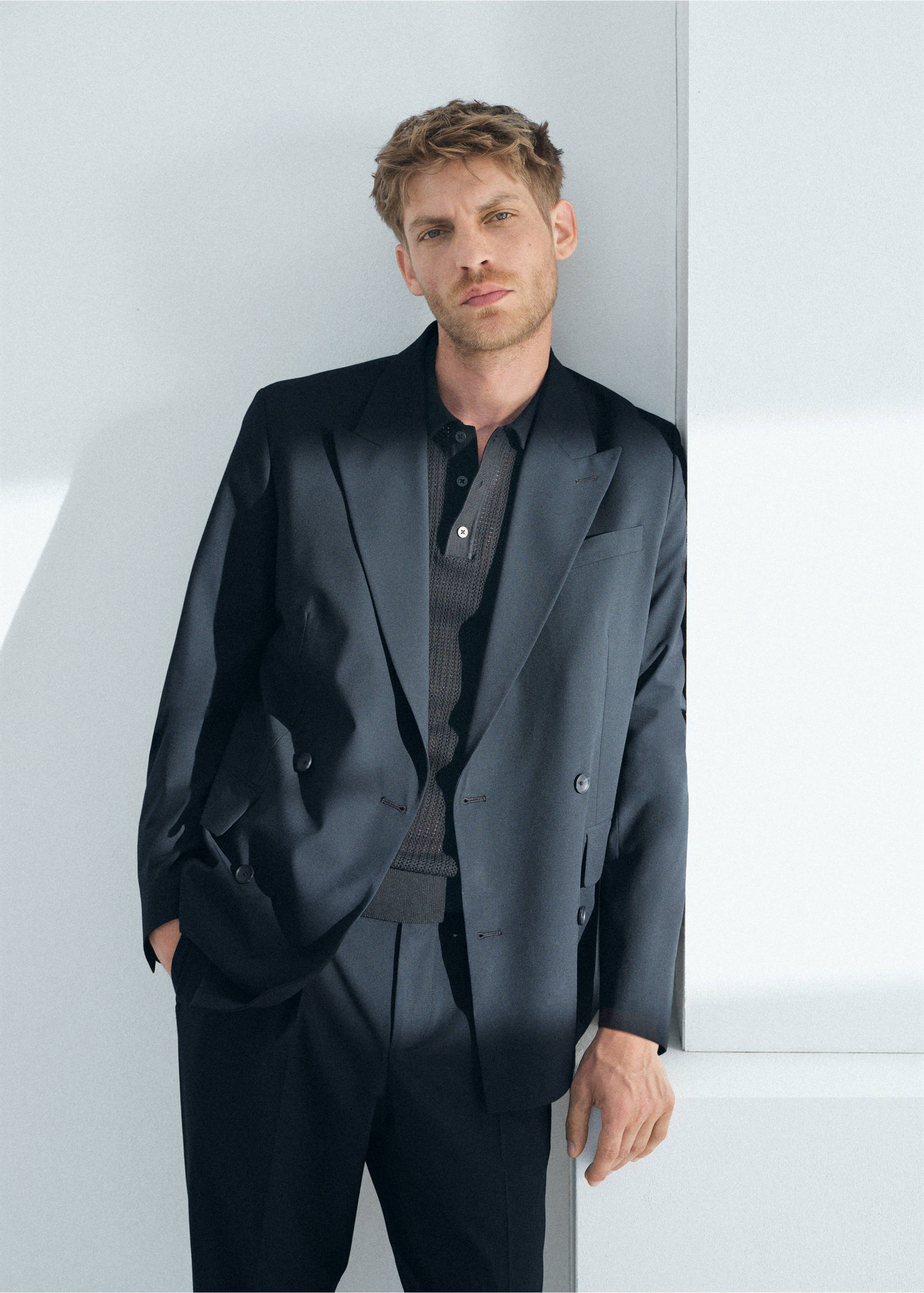 Slim-fit suit jacket made from a linen-lyocell blend - Details of the article 5, Navy. Ref: 37041368-00.