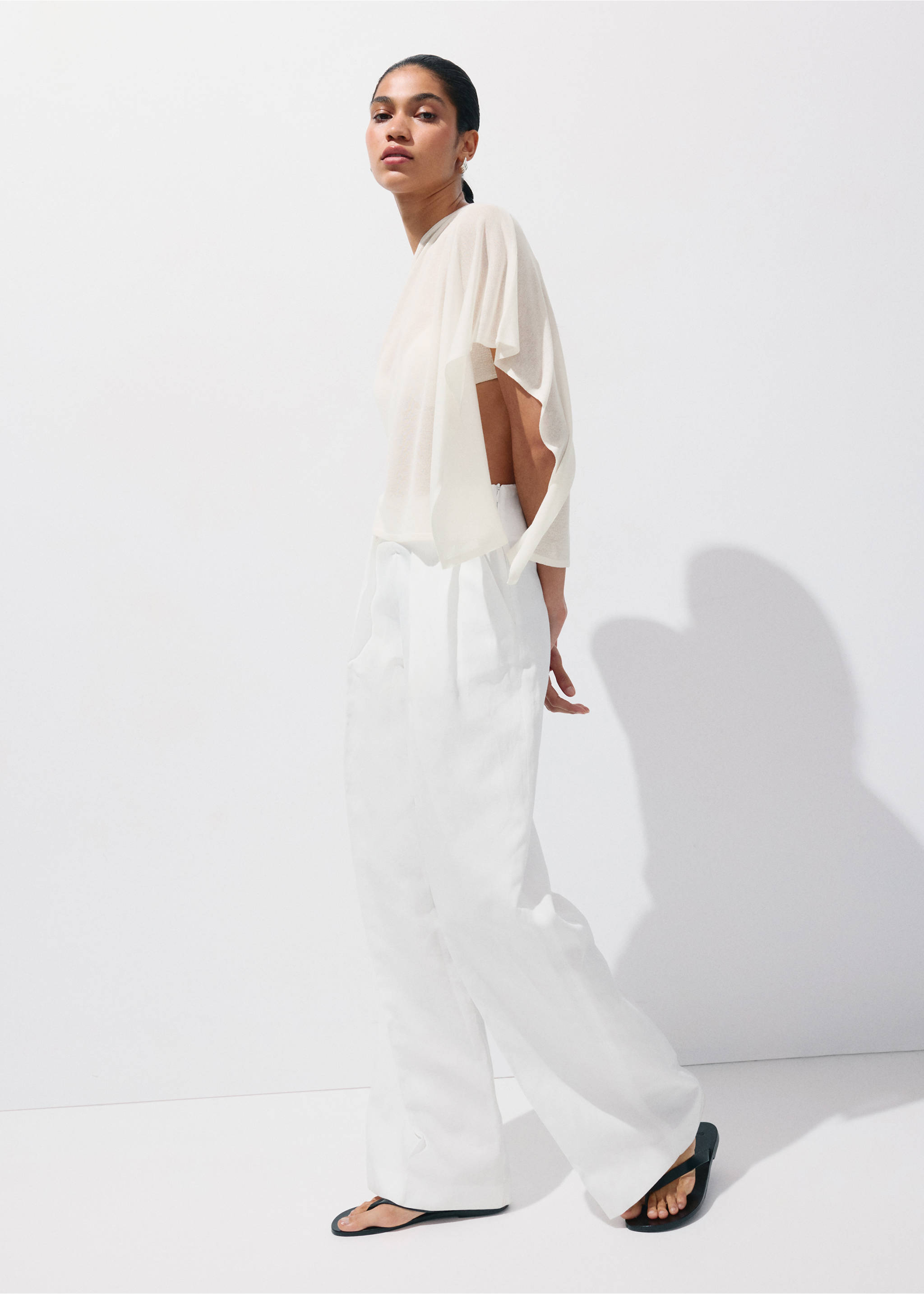 Asymmetrical knitted cape - General plane, Off White. Ref: 37041373-00.