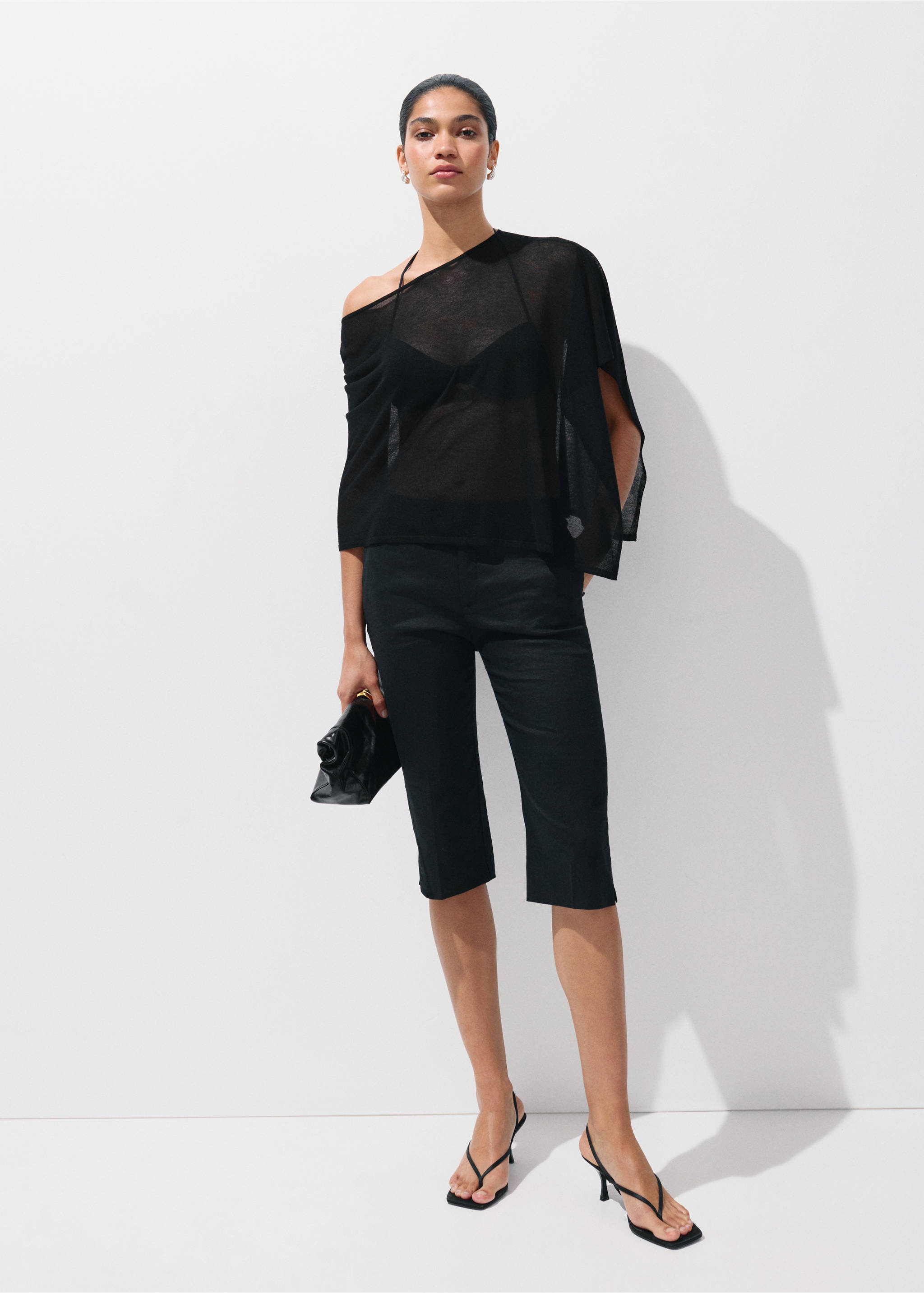 Asymmetrical knitted cape - General plane, Black. Ref: 37041373-00.