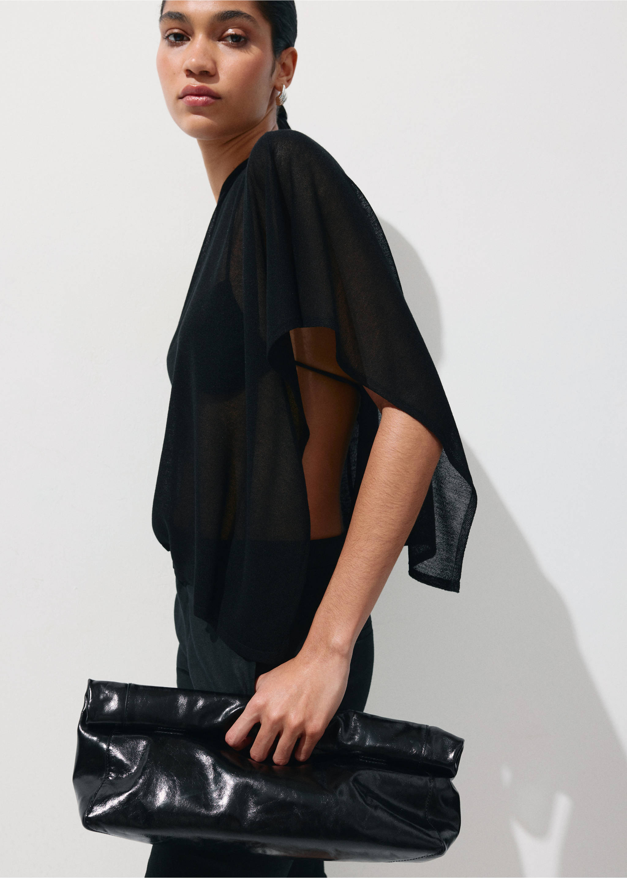 Asymmetrical knitted cape - Medium plane, Black. Ref: 37041373-00.