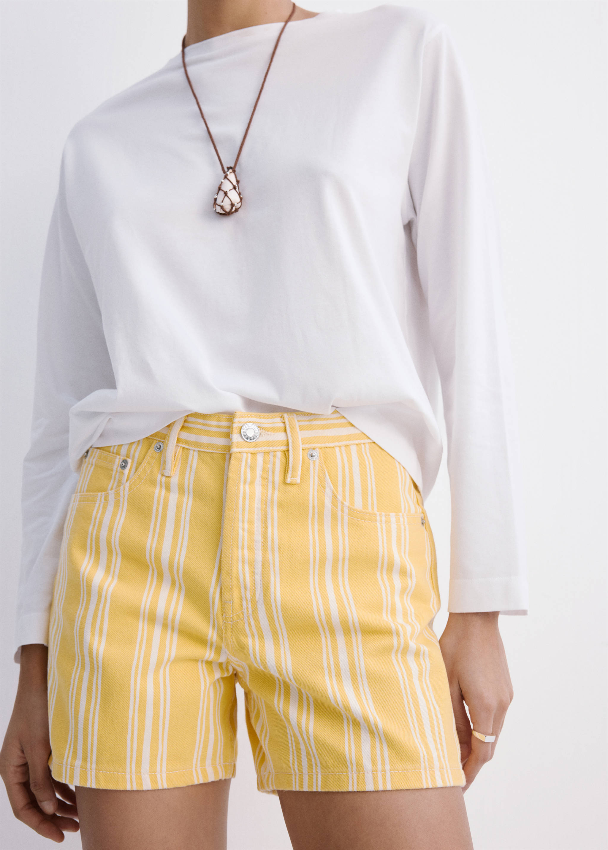 Short droit rayures - Plan moyen