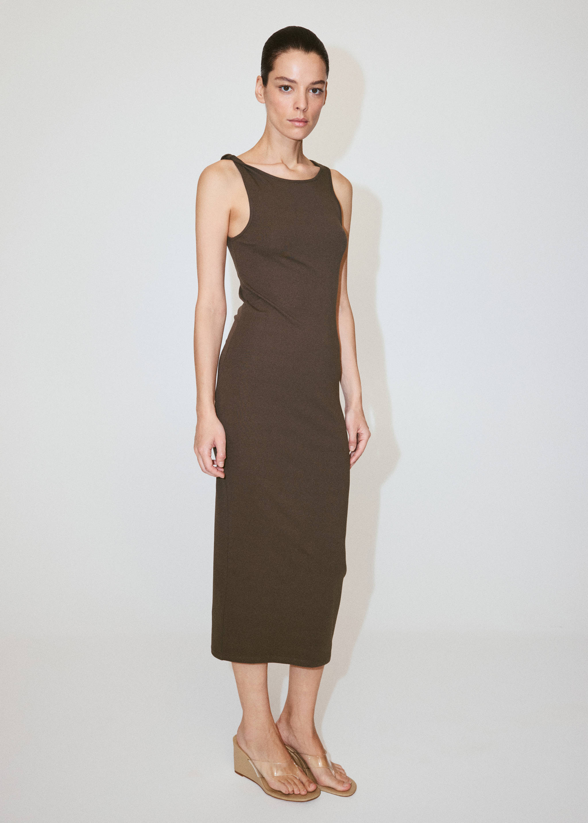 Vestido longo com detalhe de alça - Plano geral