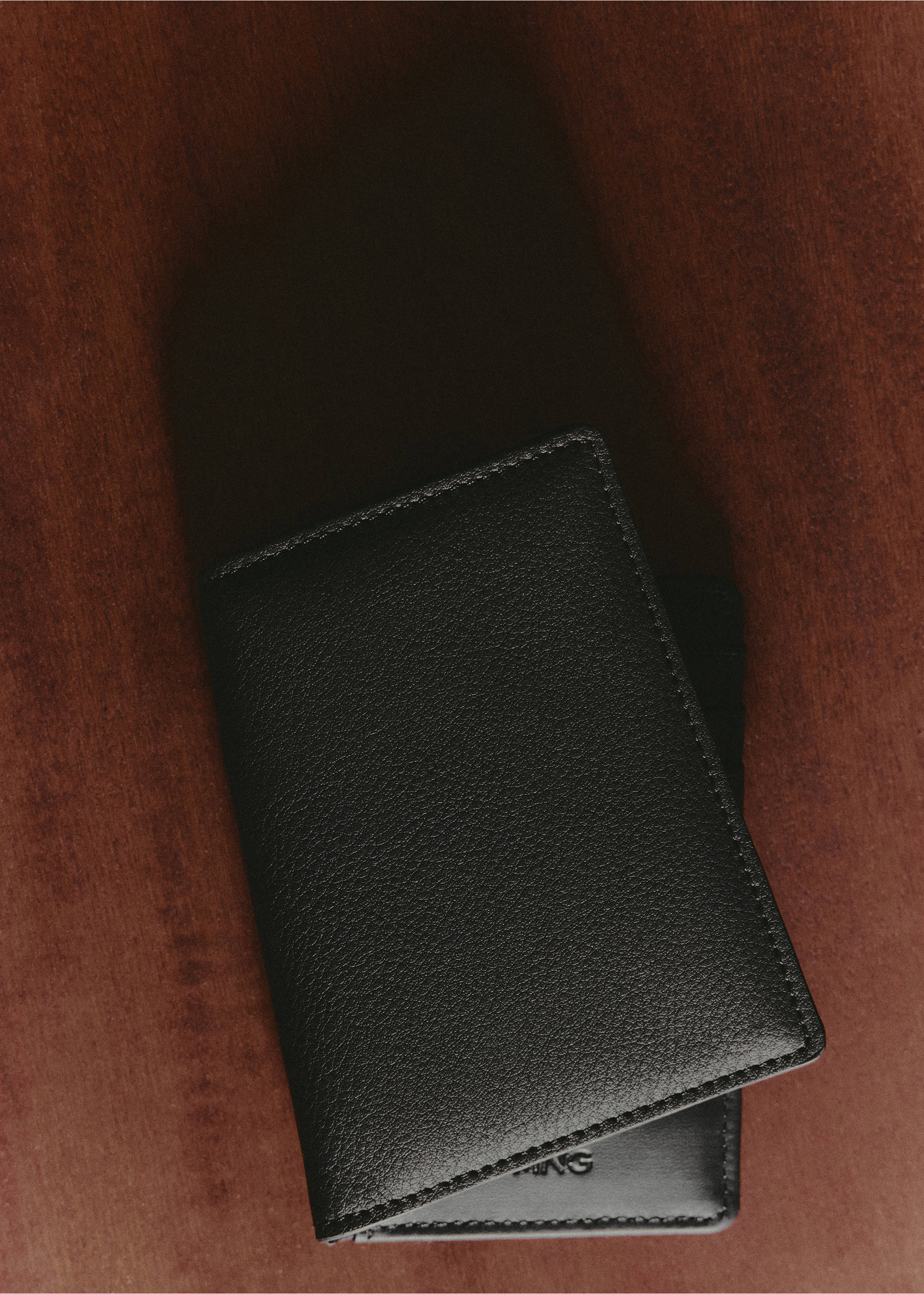 Portefeuille avec effet grainé - Détail de l'article 5, Noir. Ref: 37041394-00.