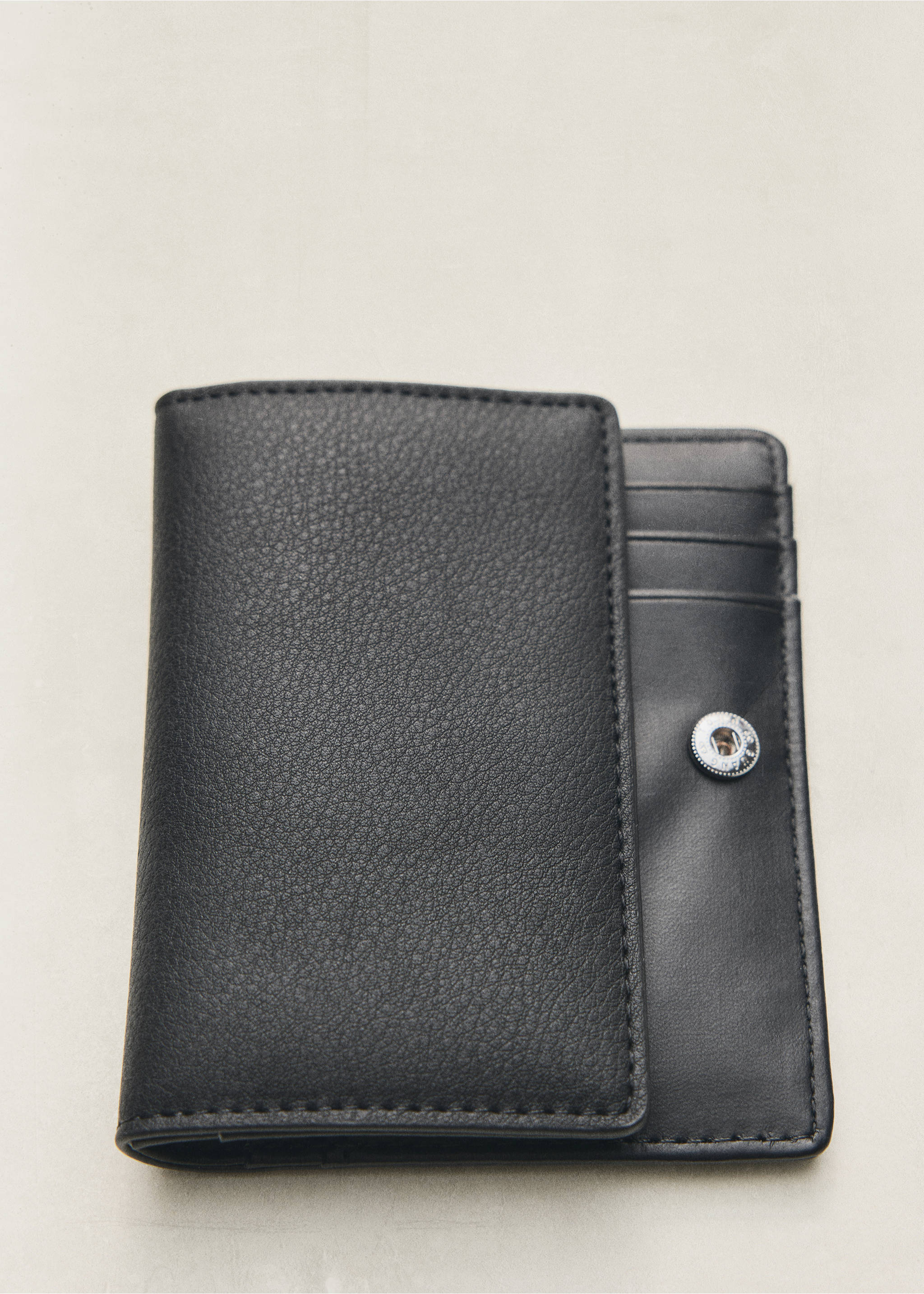 Wallet with embossed effect - Details of the article 6, Black. Ref: 37041394-00.