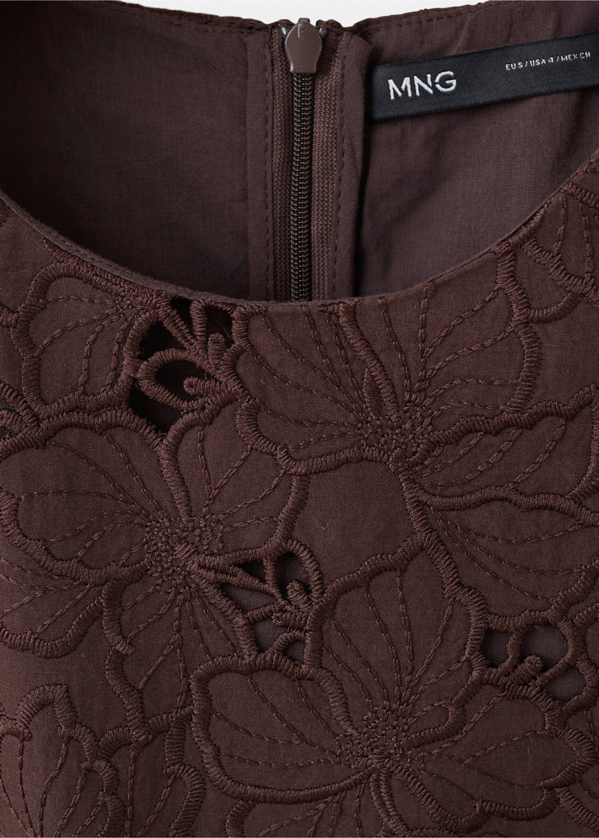 Kleid mit durchbrochenen floralen Stickereien - Detail des Artikels 8, Braun. Ref: 37041413-00.