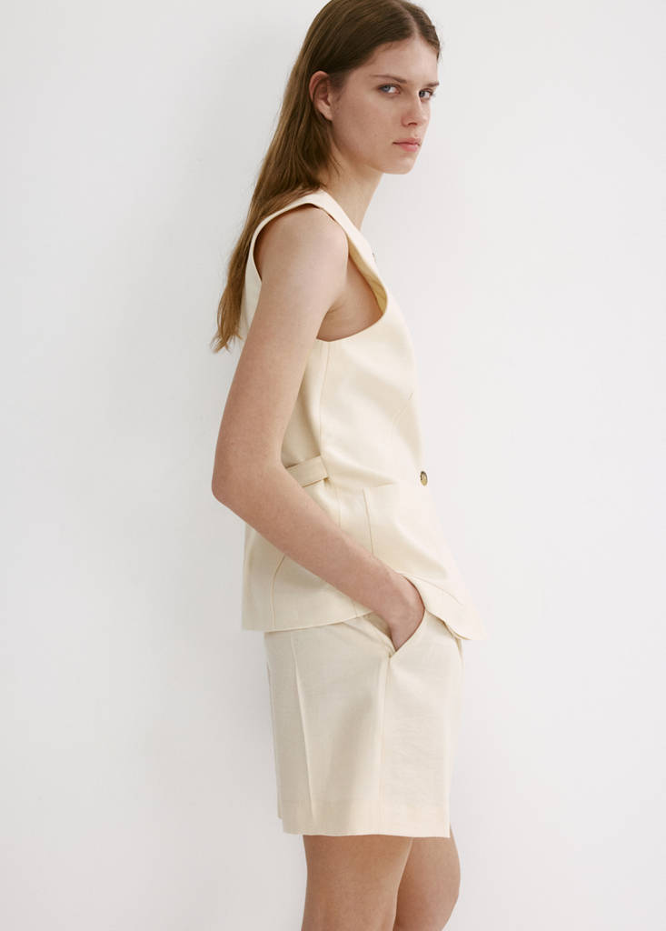Waistcoat with buttons and pockets — Ecru
