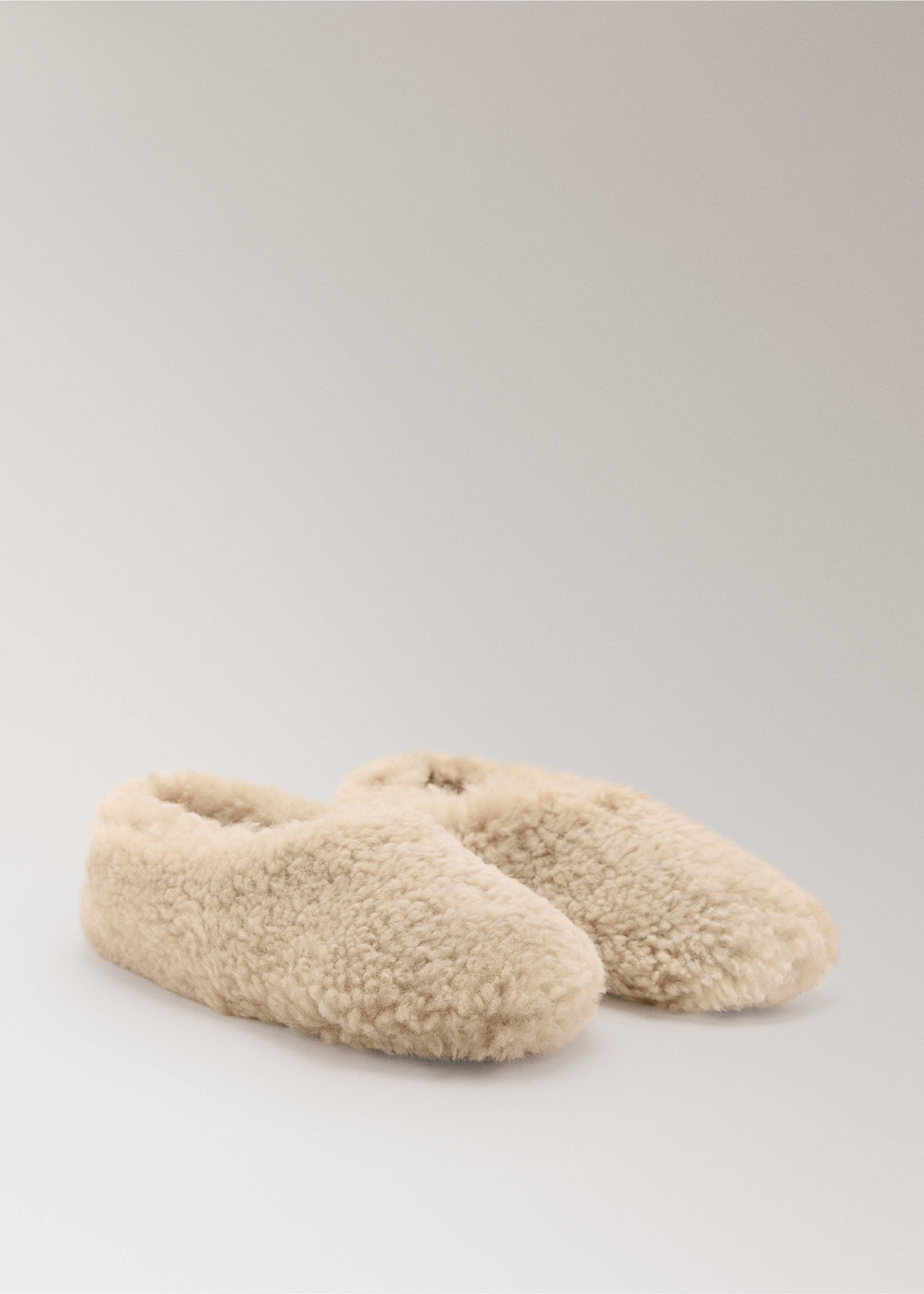 Chaussons en laine à poils longs - Plan moyen, Beige. Ref: 37041439-00.