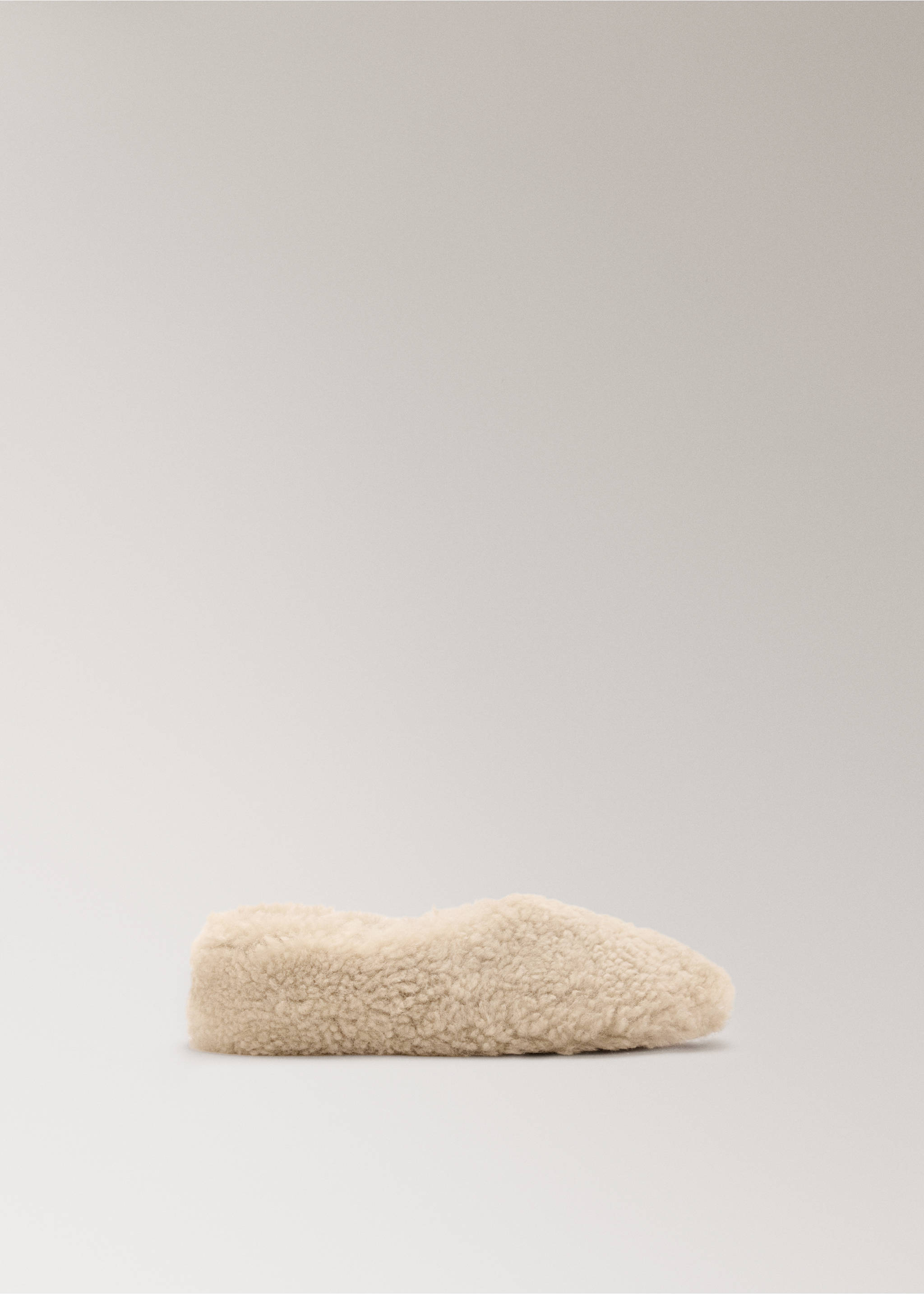 Chaussons en laine à poils longs - Article sans modèle, Beige. Ref: 37041439-00.