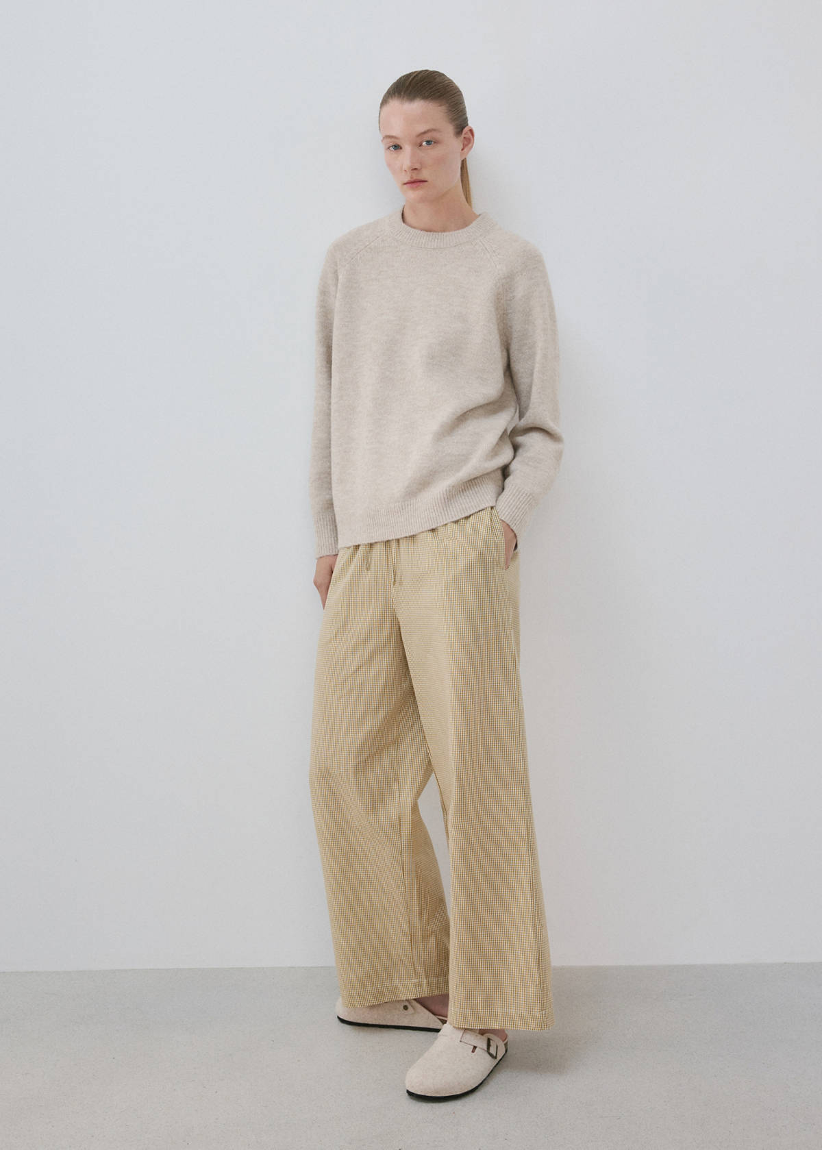 Round-neck knitted sweater