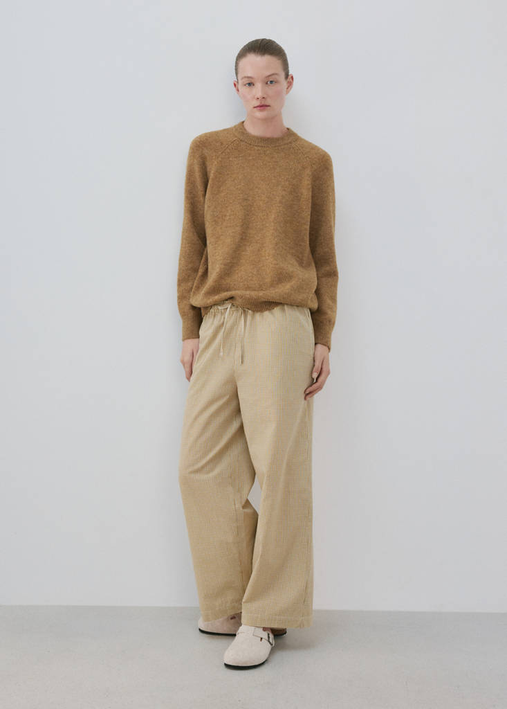 Round-neck knitted sweater — Brown