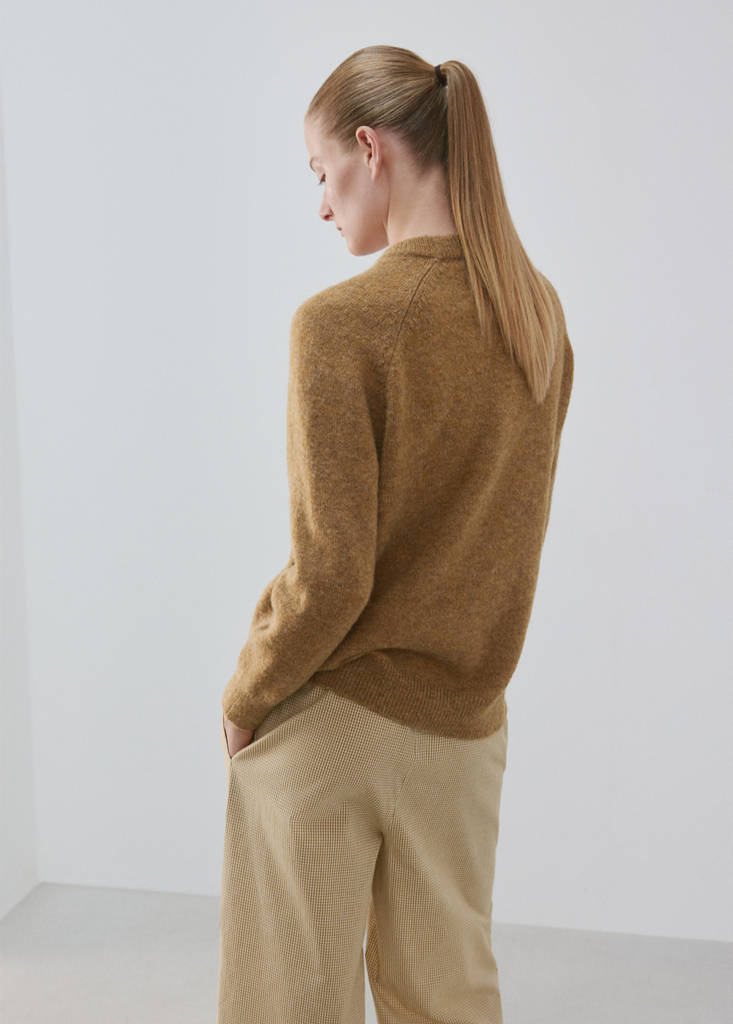 Round-neck knitted sweater — Brown