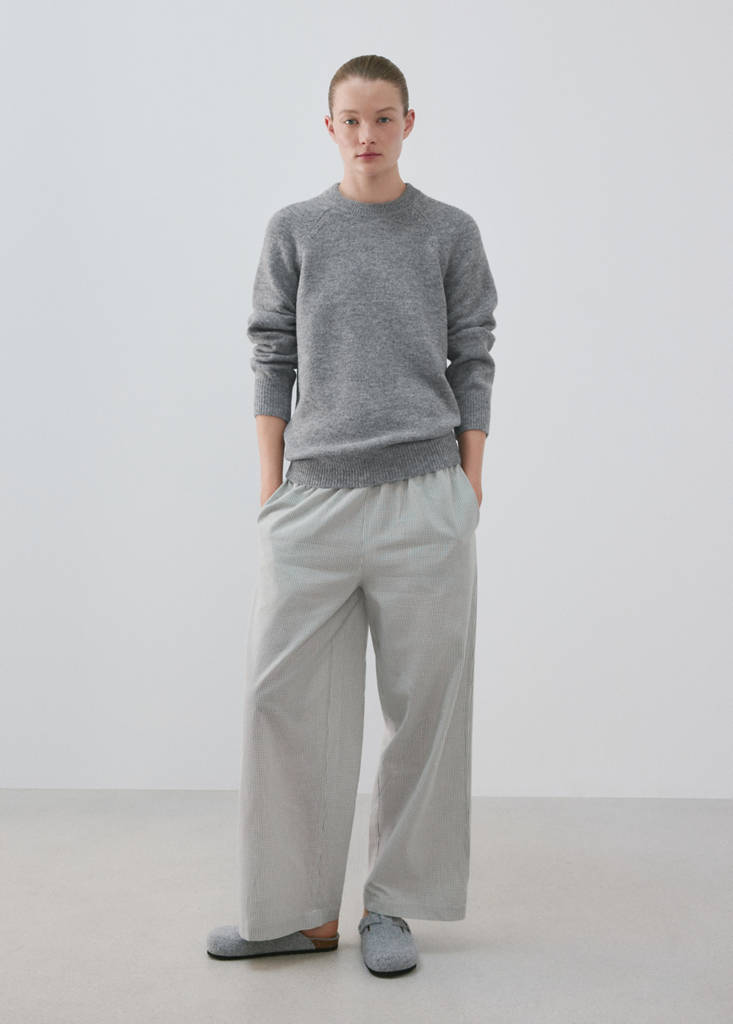 Round-neck knitted sweater — Grey