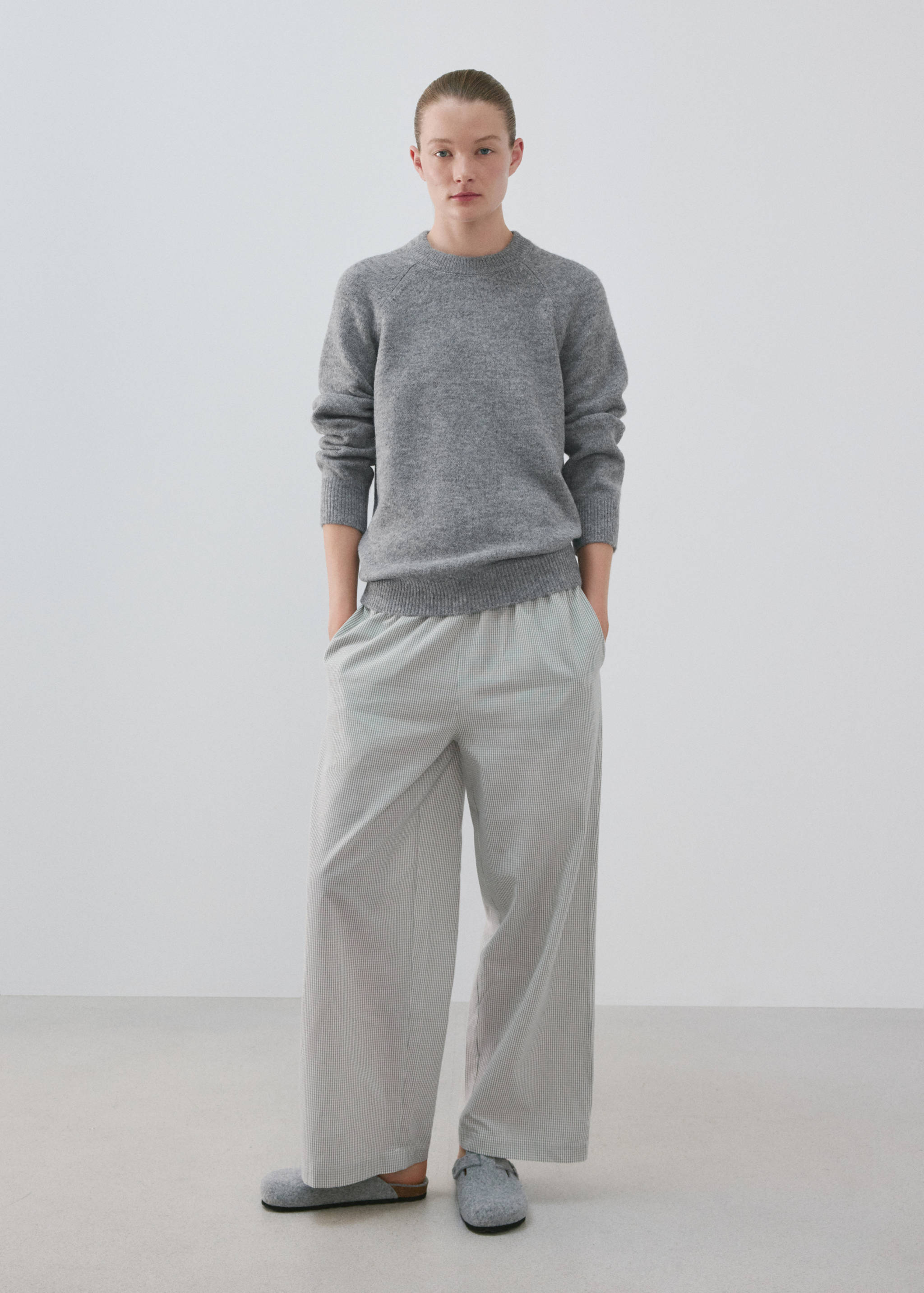 Round-neck knitted sweater - General plane