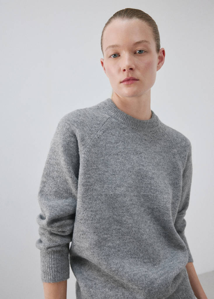 Round-neck knitted sweater — Grey