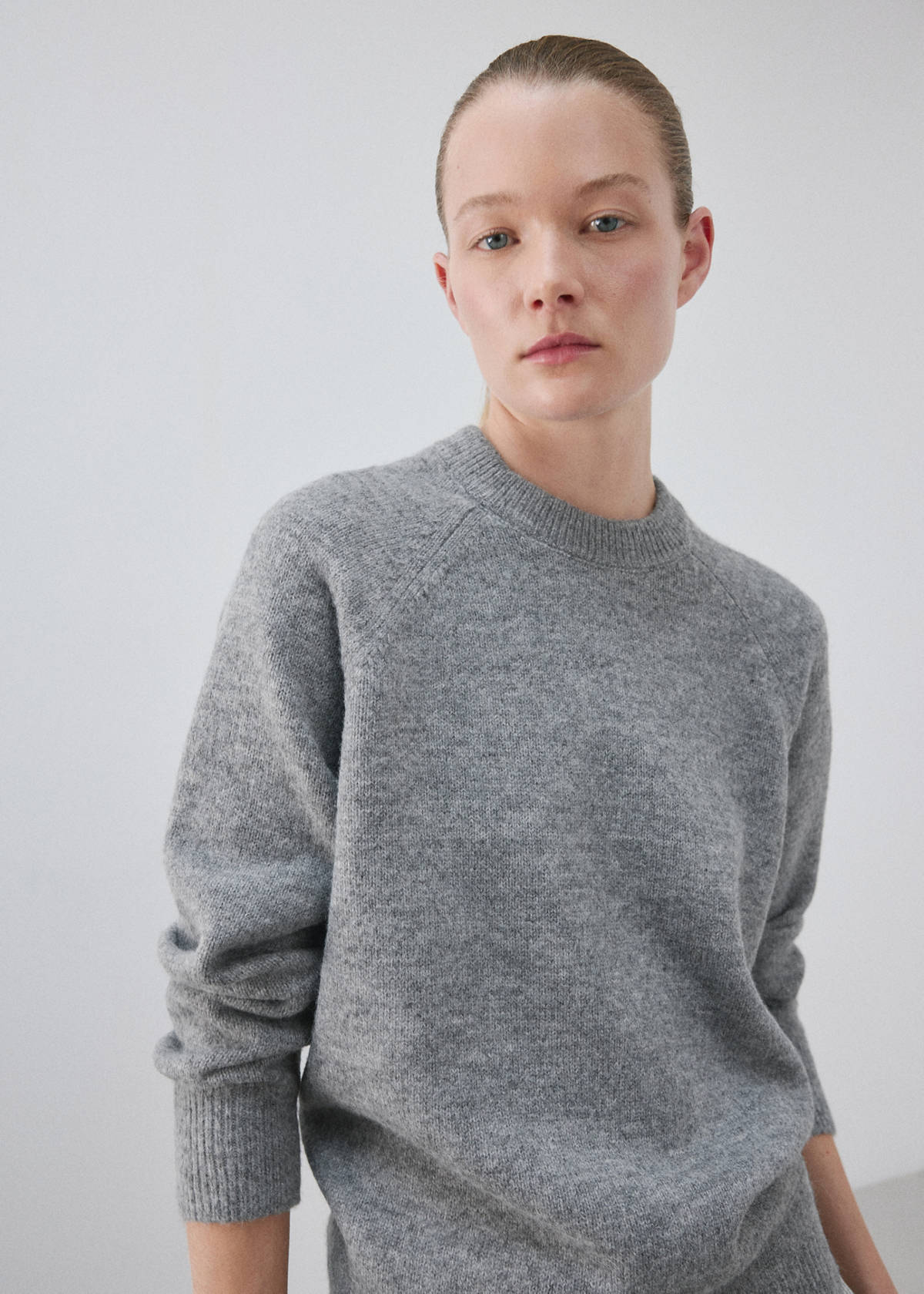 Round-neck knitted sweater — Grey