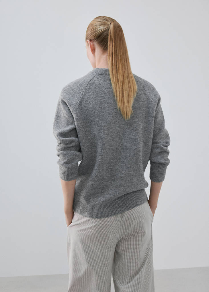 Round-neck knitted sweater — Grey