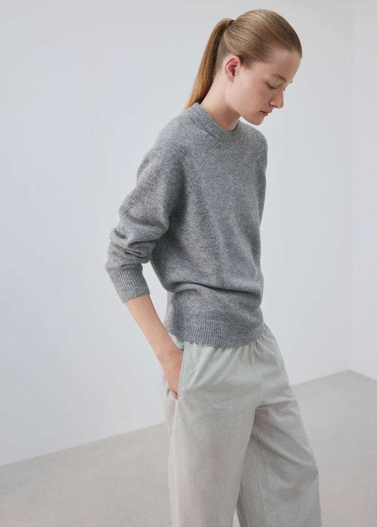 Round-neck knitted sweater — Grey