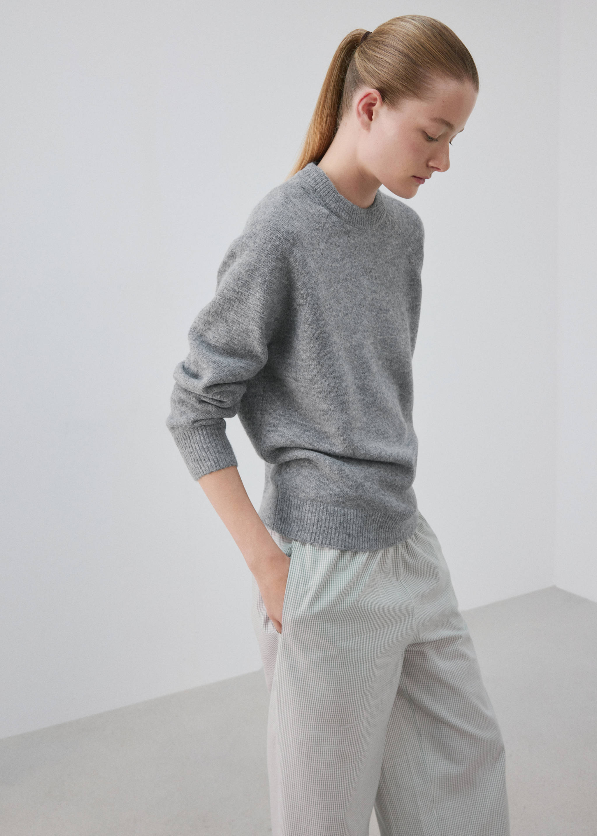 Round-neck knitted sweater - Details of the article 1