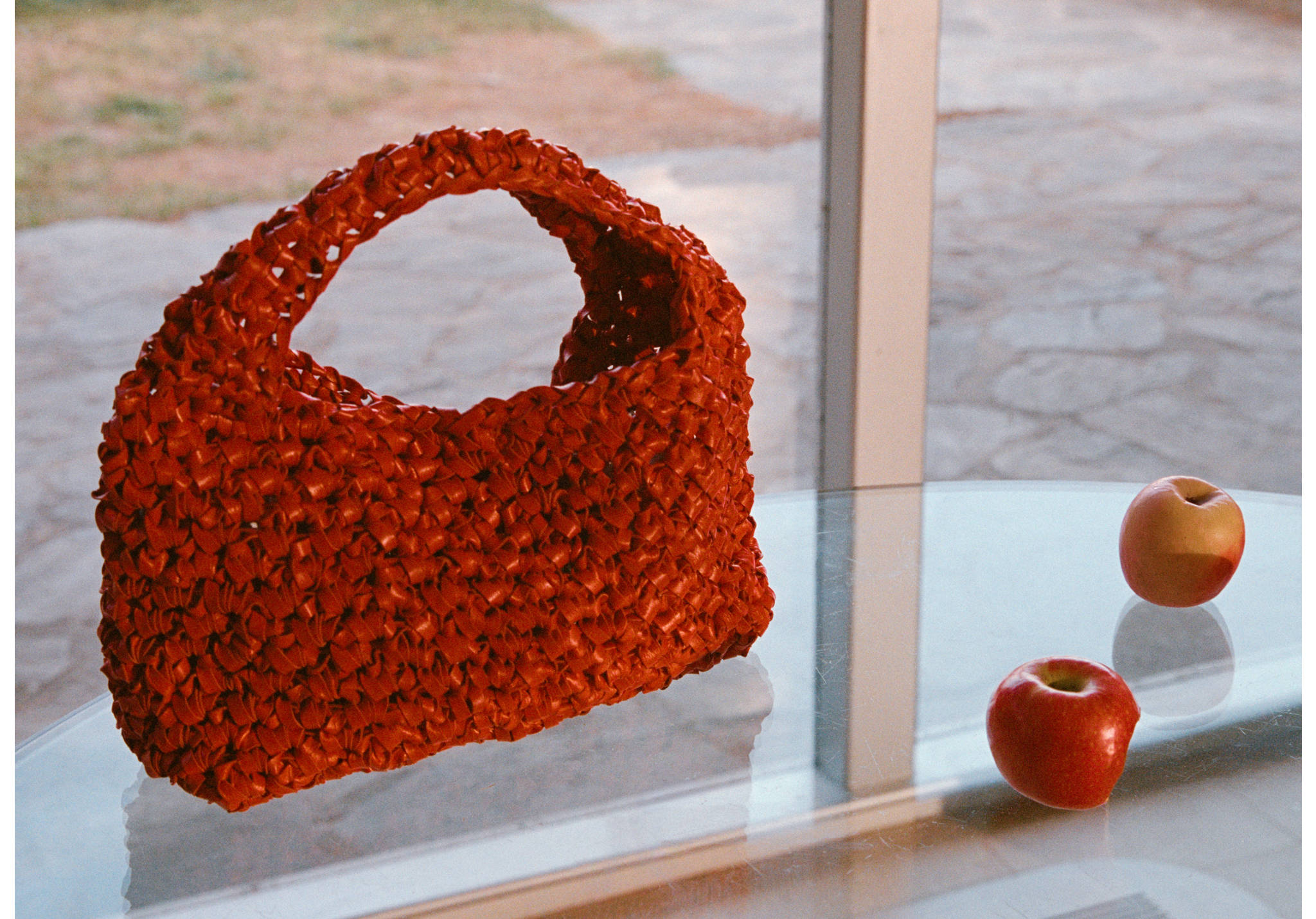 Bolso mano handmade piel entrelazada - Plano panorámico