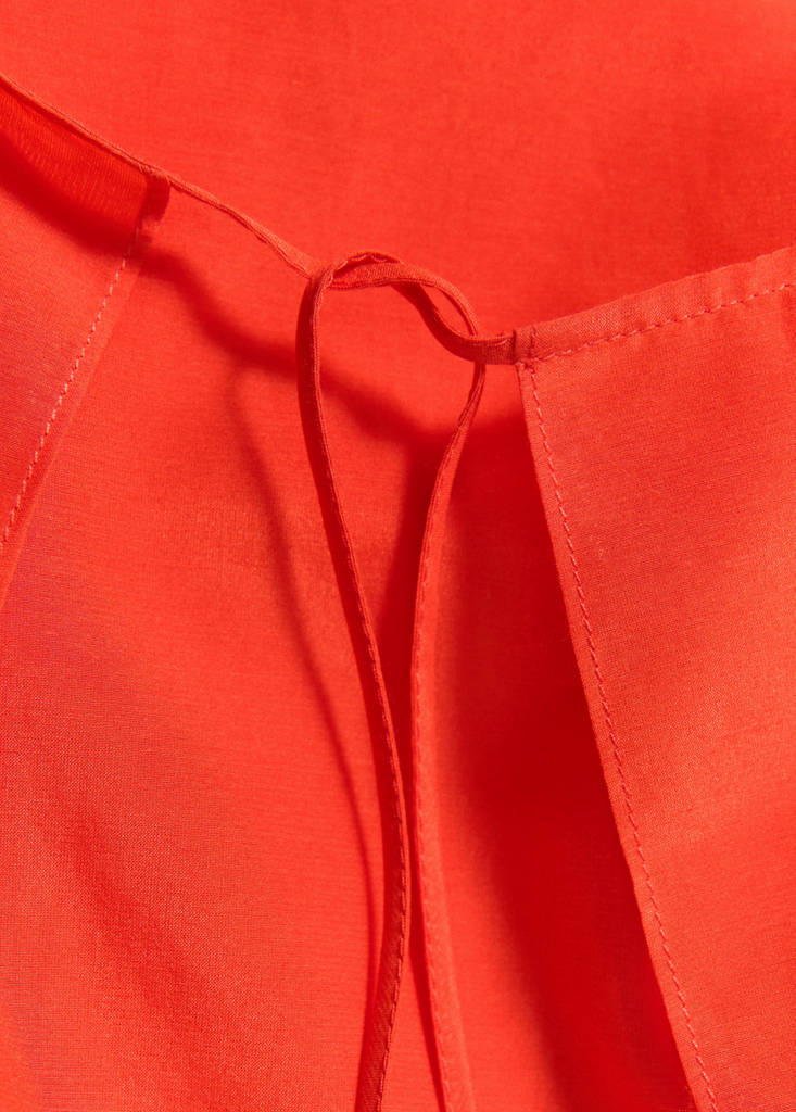 Seidenkleid mit Schleifen-Overlay — Rot