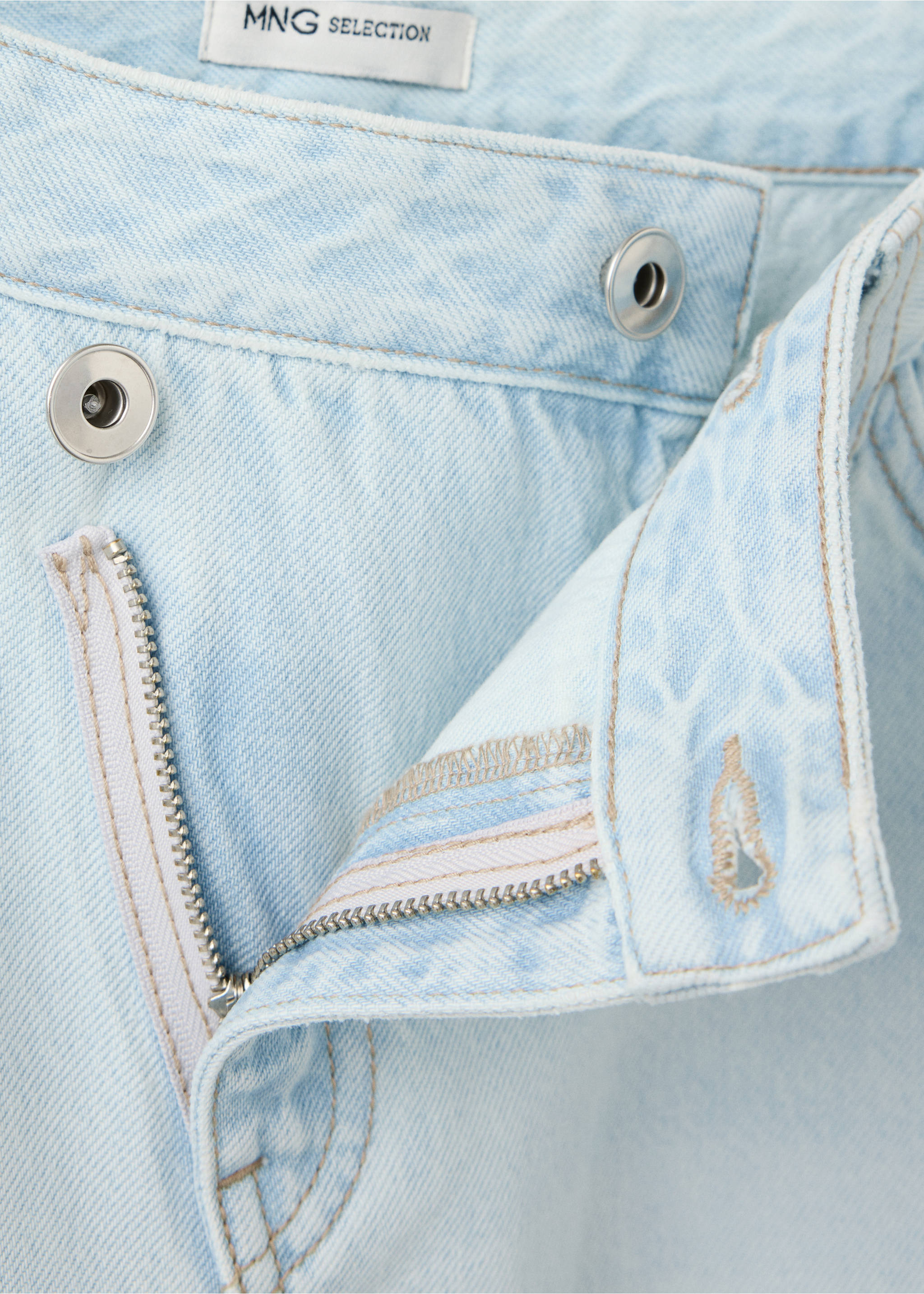 Crossed straight jeans - Details of the article 8, Bleach Blue. Ref: 37041455-00.