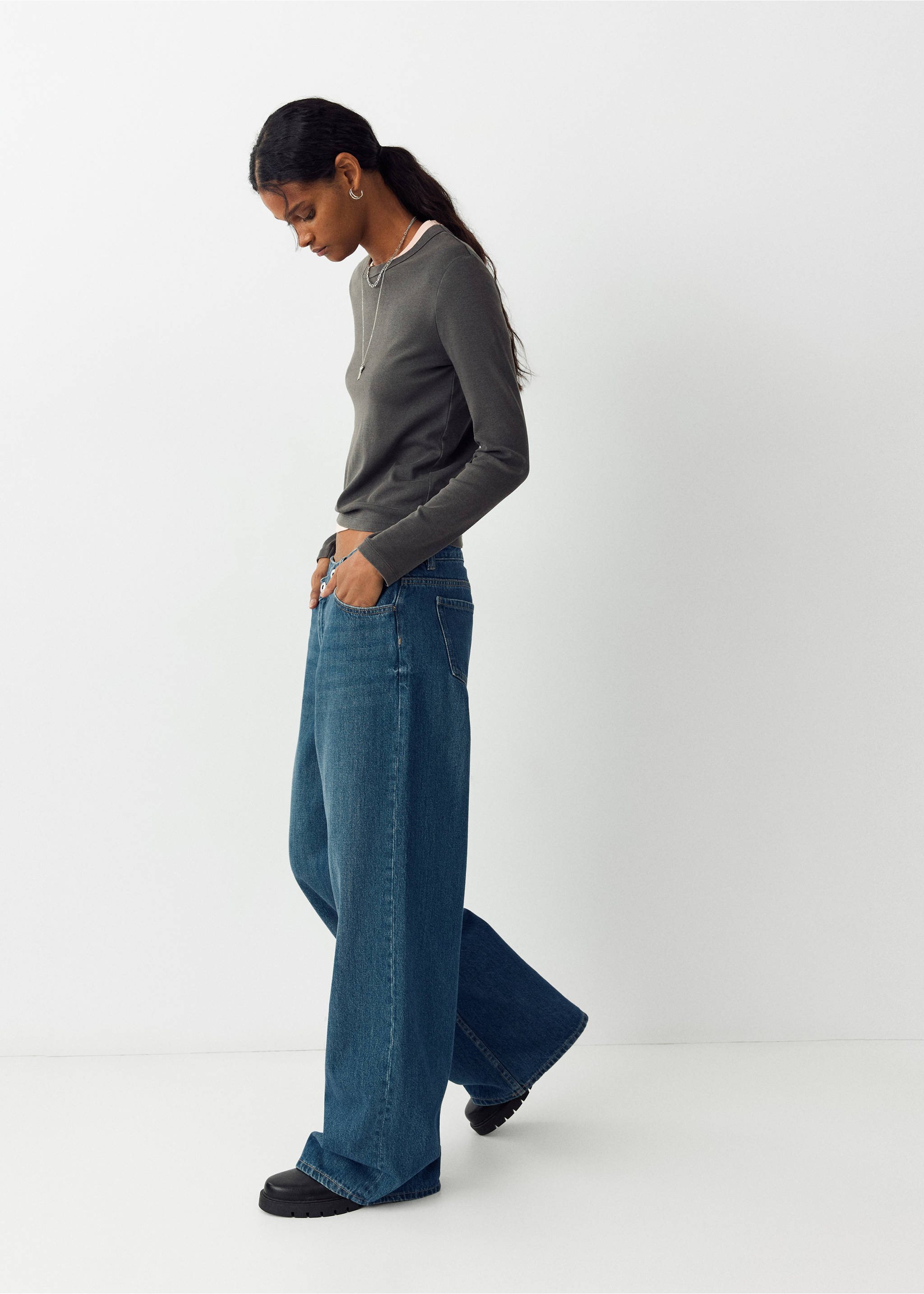Crossed straight jeans - Details of the article 1, Medium Vintage Blue. Ref: 37041456-00.