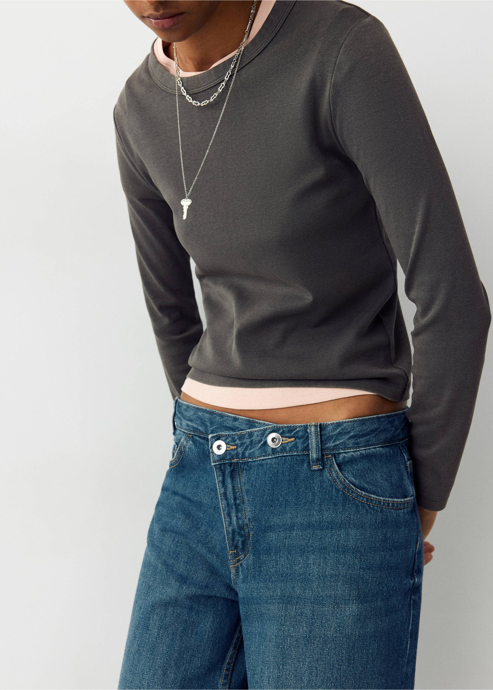 Crossed straight jeans - Details of the article 3, Medium Vintage Blue. Ref: 37041456-00.