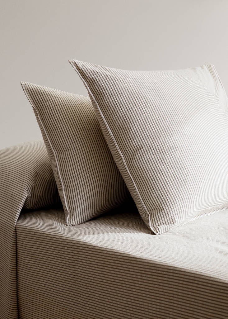 Two seersucker cotton pillowcases with fine stripes 60x60 cm — Coffee
