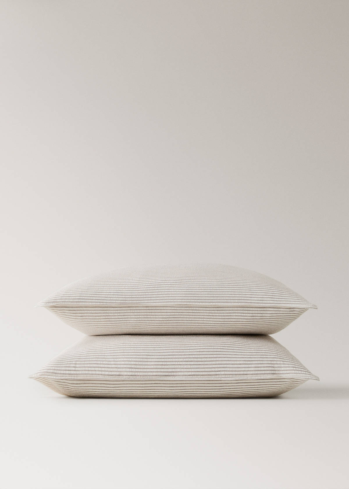 Two seersucker cotton pillowcases with fine stripes 60x60 cm — Coffee