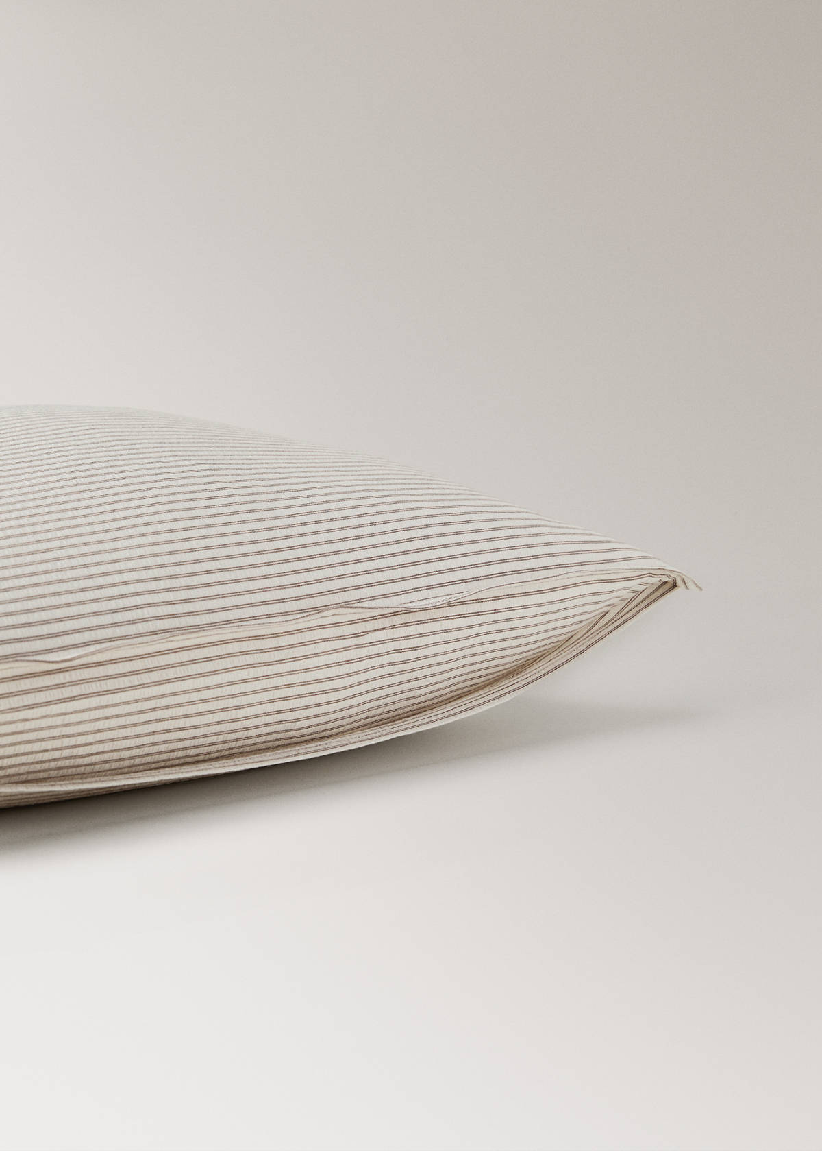 Two seersucker cotton pillowcases with fine stripes 60x60 cm — Coffee