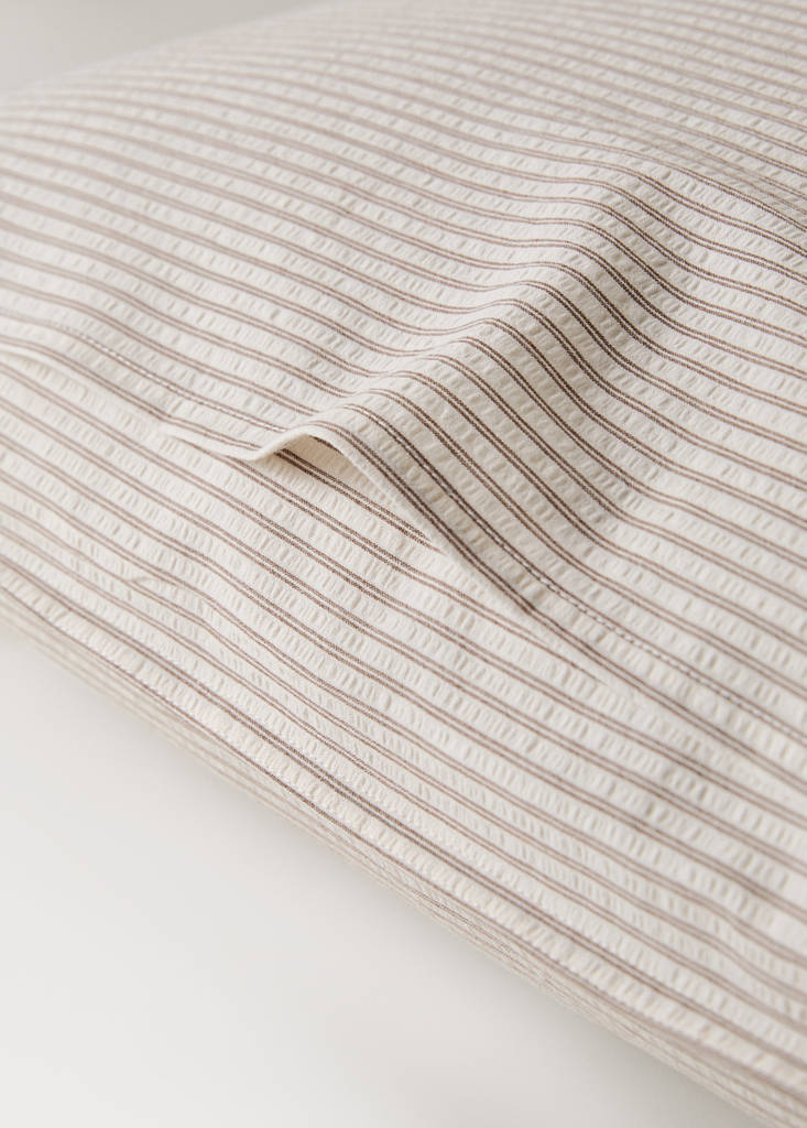 Two seersucker cotton pillowcases with fine stripes 60x60 cm — Coffee