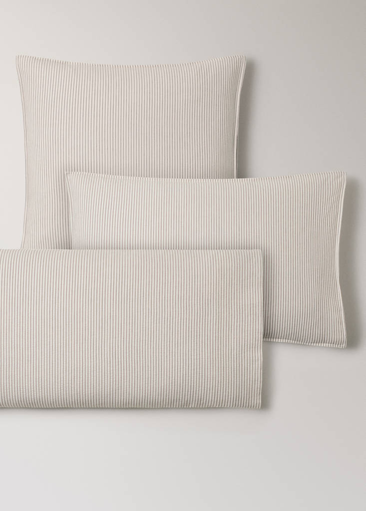 Two seersucker cotton pillowcases with fine stripes 60x60 cm — Coffee