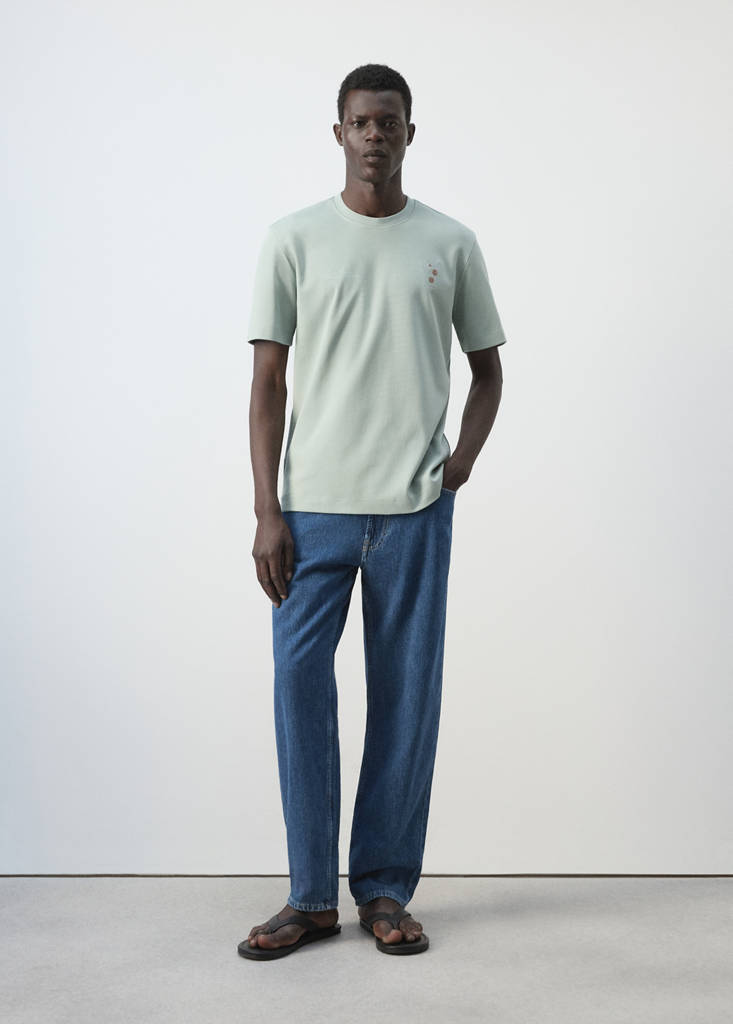 100% cotton t-shirt with embroidered detail