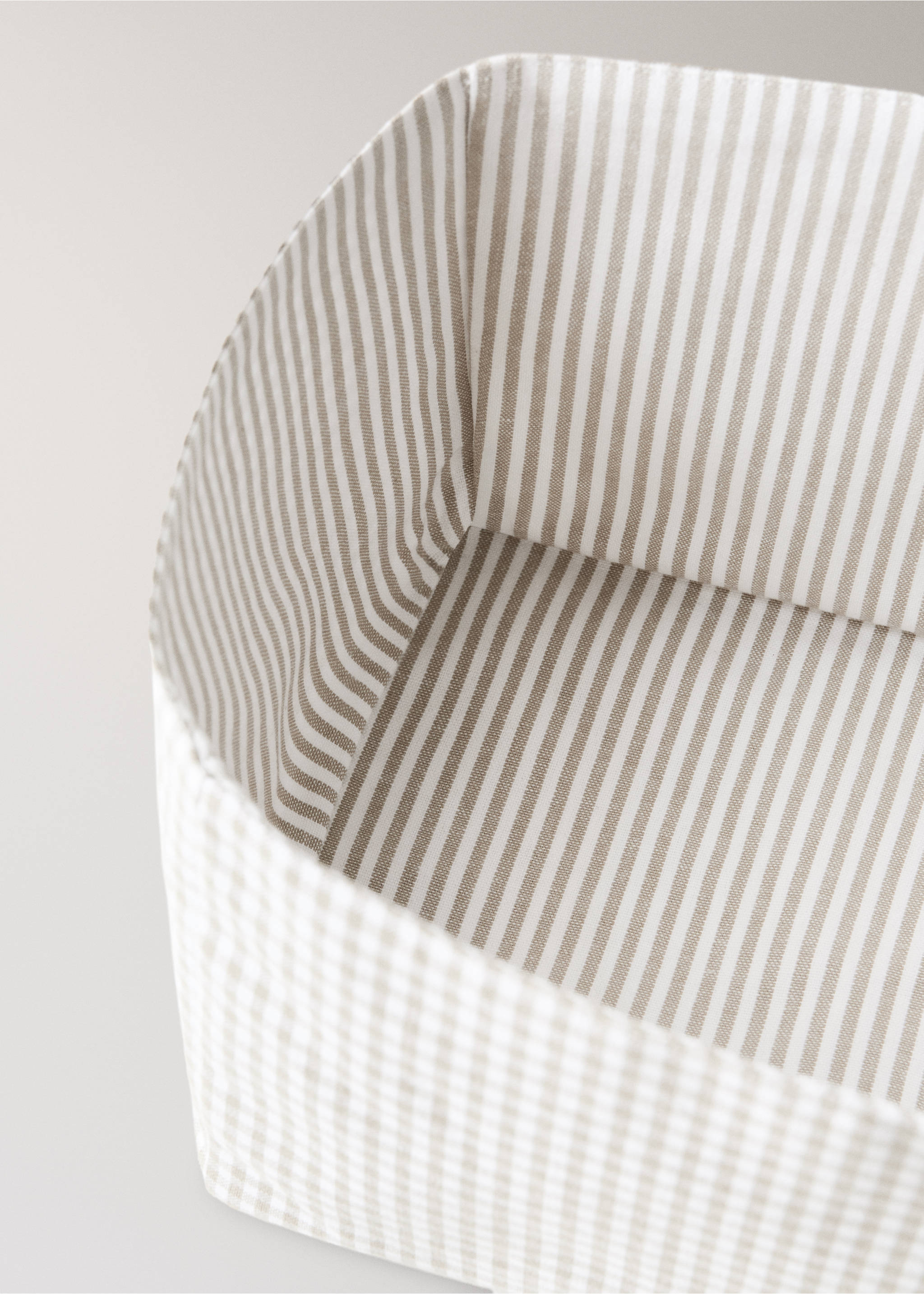 Basket with gingham check print - Details of the article 1, Light/Pastel Brown. Ref: 37041473-00.