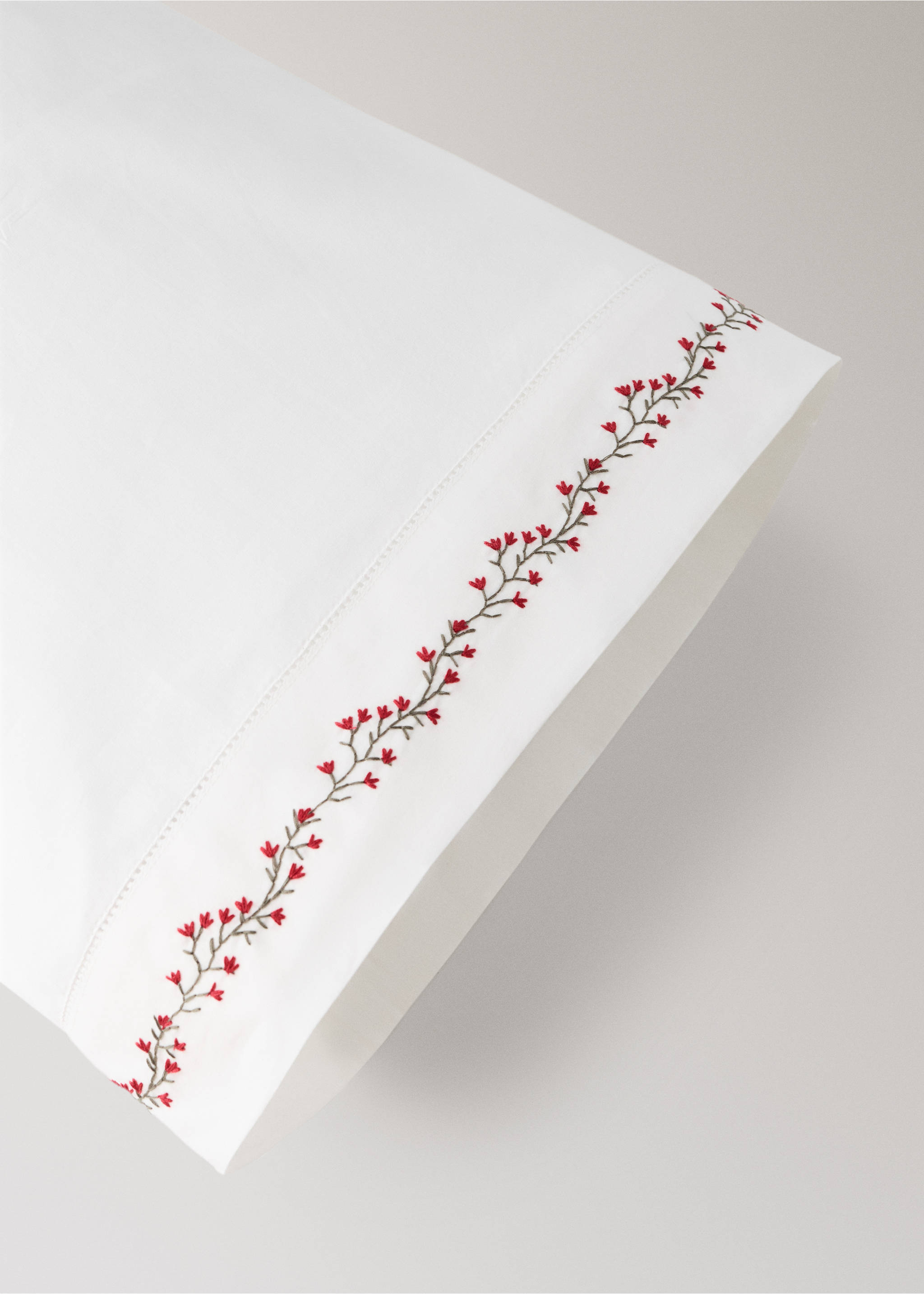 Taie d'oreiller broderies 45x110 cm - Détail de l'article 1, Blanc cassé. Ref: 37041545-00.