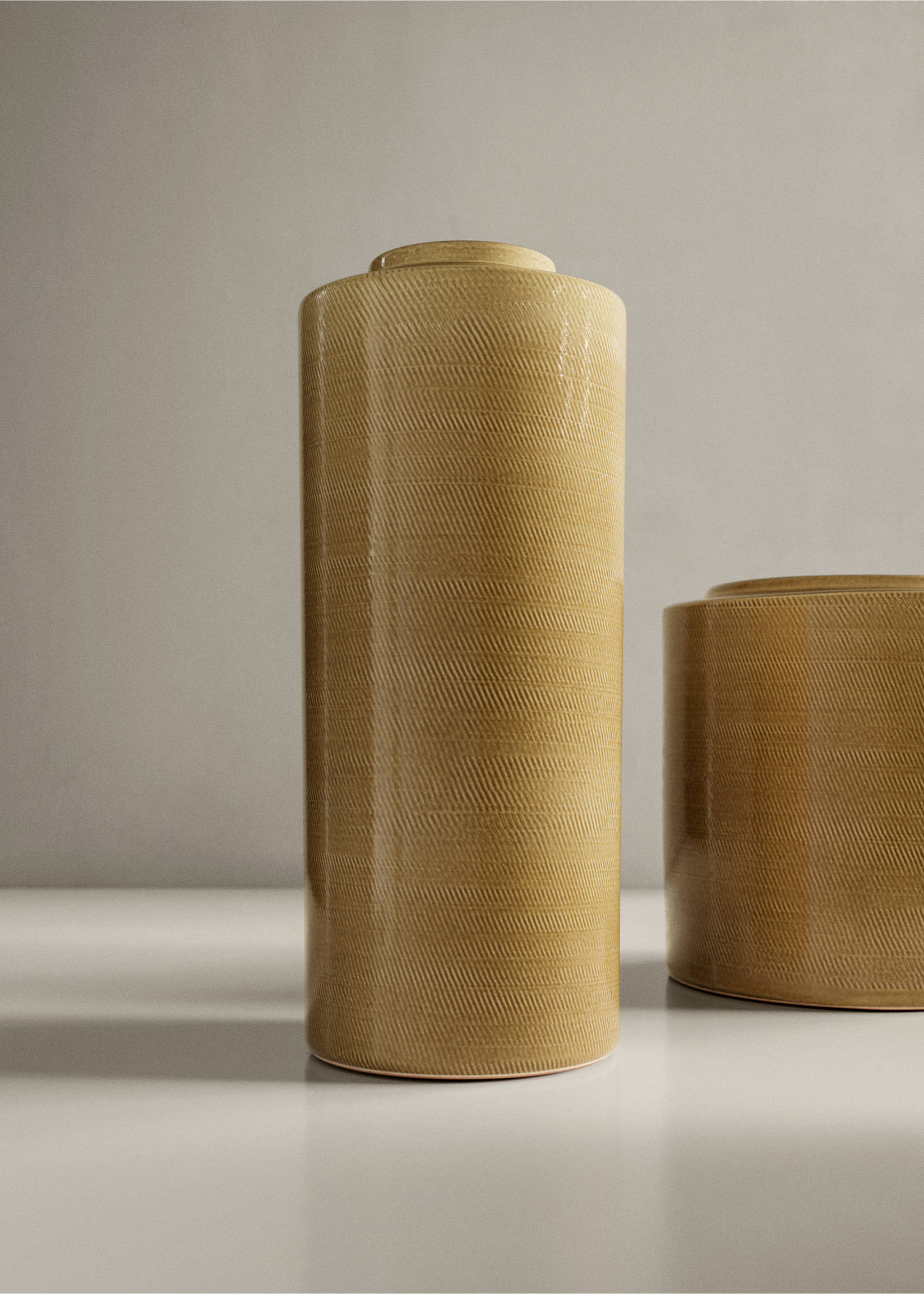 Hoch gravierte Terrakotta-Vase - Allgemeine Ansicht, Khaki. Ref: 37041548-00.