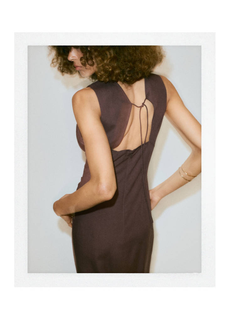 Side ruched dress with tie detail — Brown