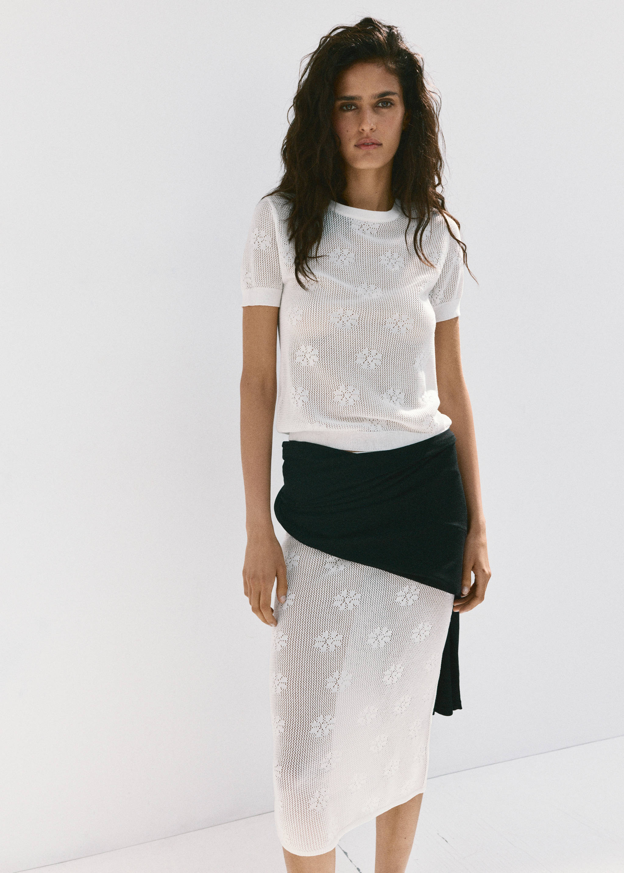 Crochet skirt with floral embroideries - Medium plane