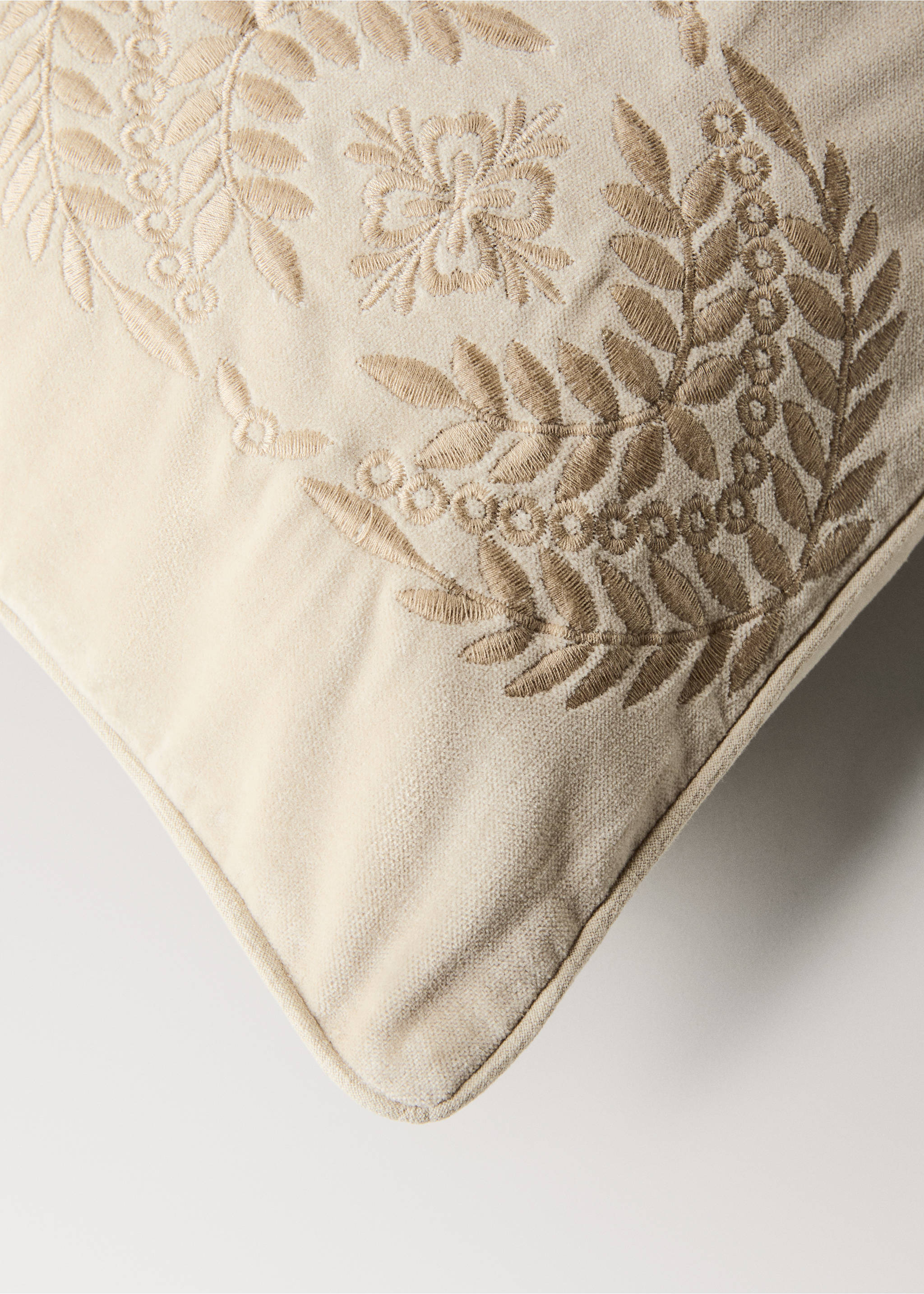 Embroidered velvet cushion cover - Details of the article 1, Beige. Ref: 37042545-00.