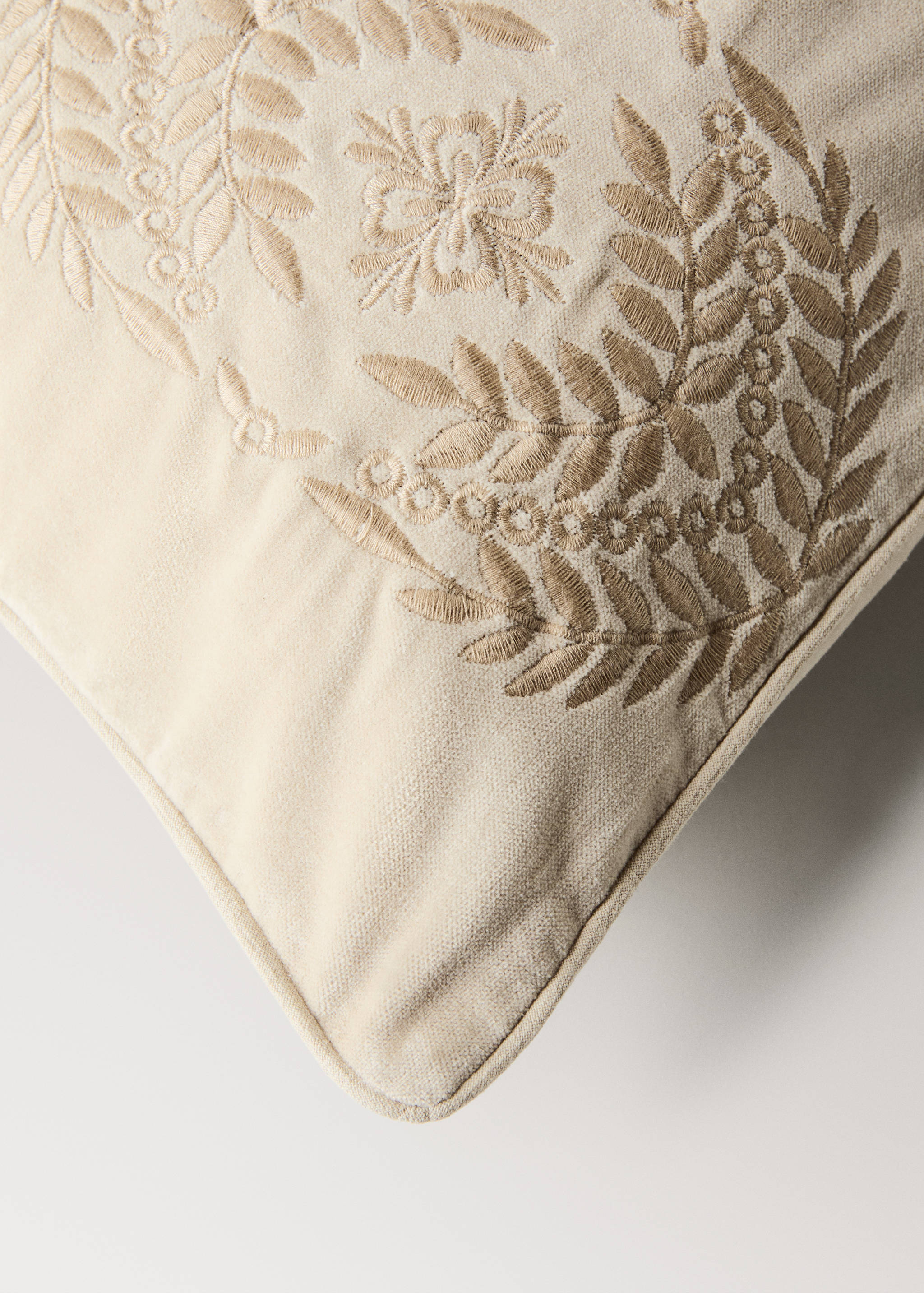 Embroidered velvet cushion cover - Details of the article 1