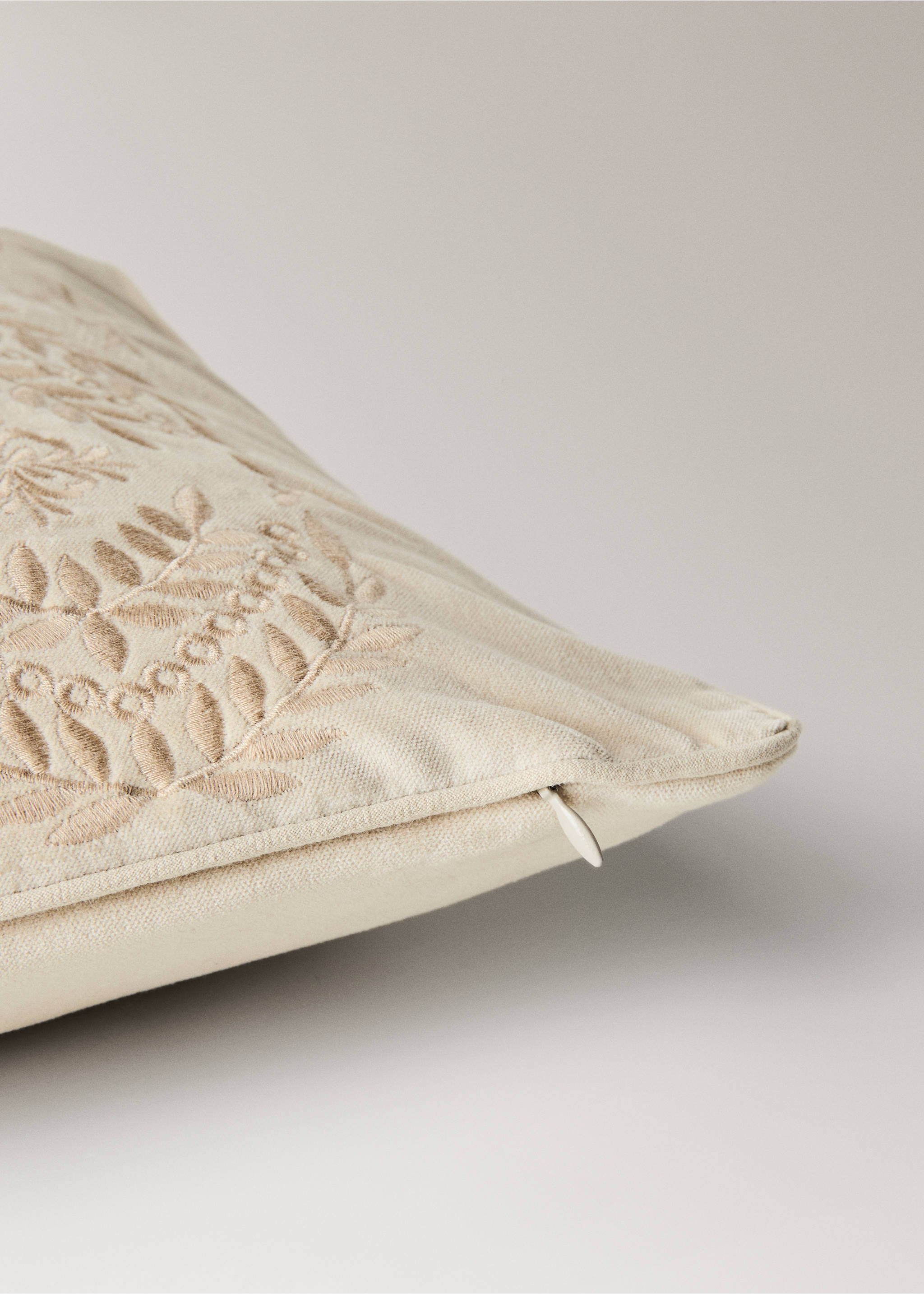 Embroidered velvet cushion cover - Details of the article 2, Beige. Ref: 37042545-00.