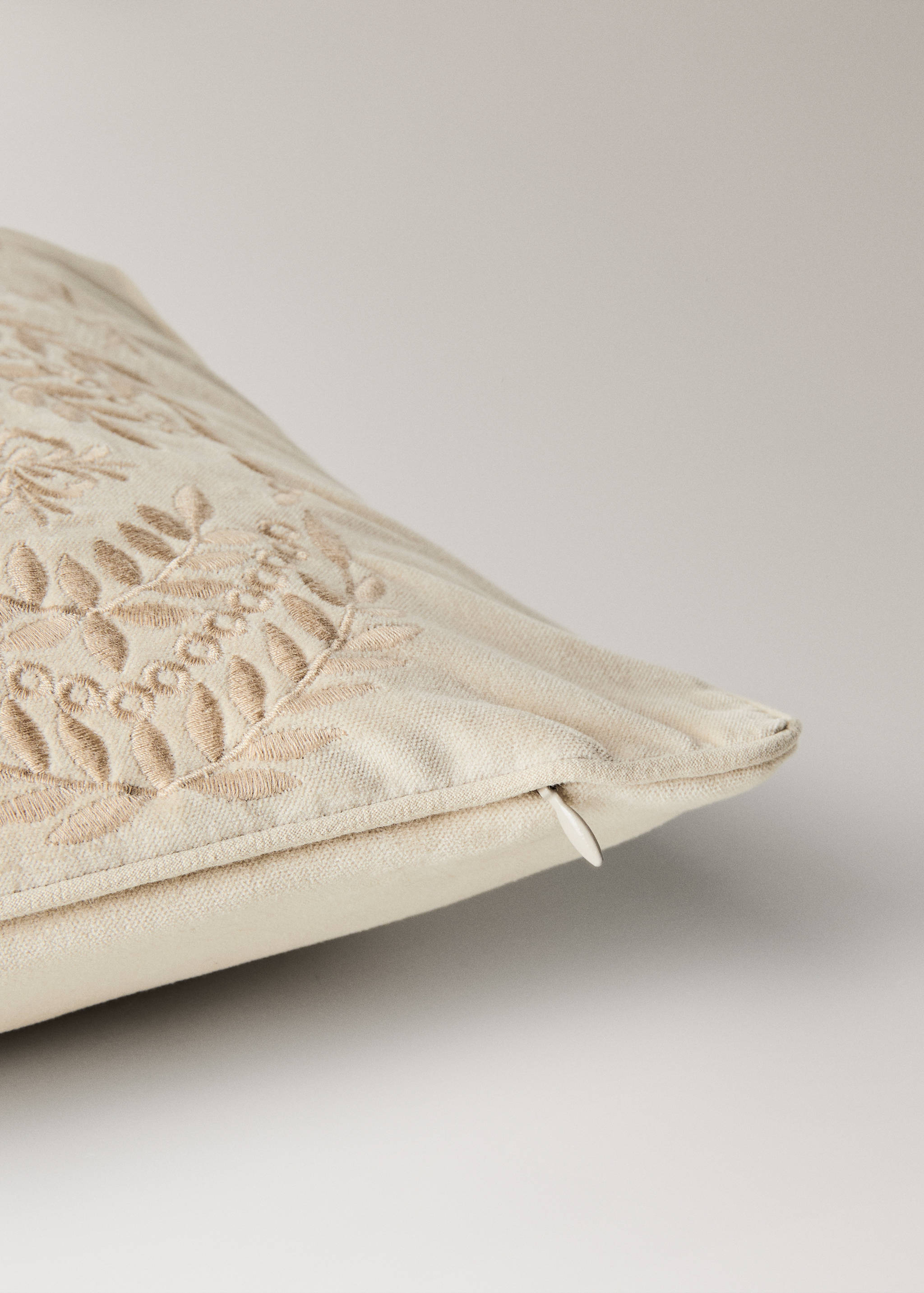 Embroidered velvet cushion cover - Details of the article 2