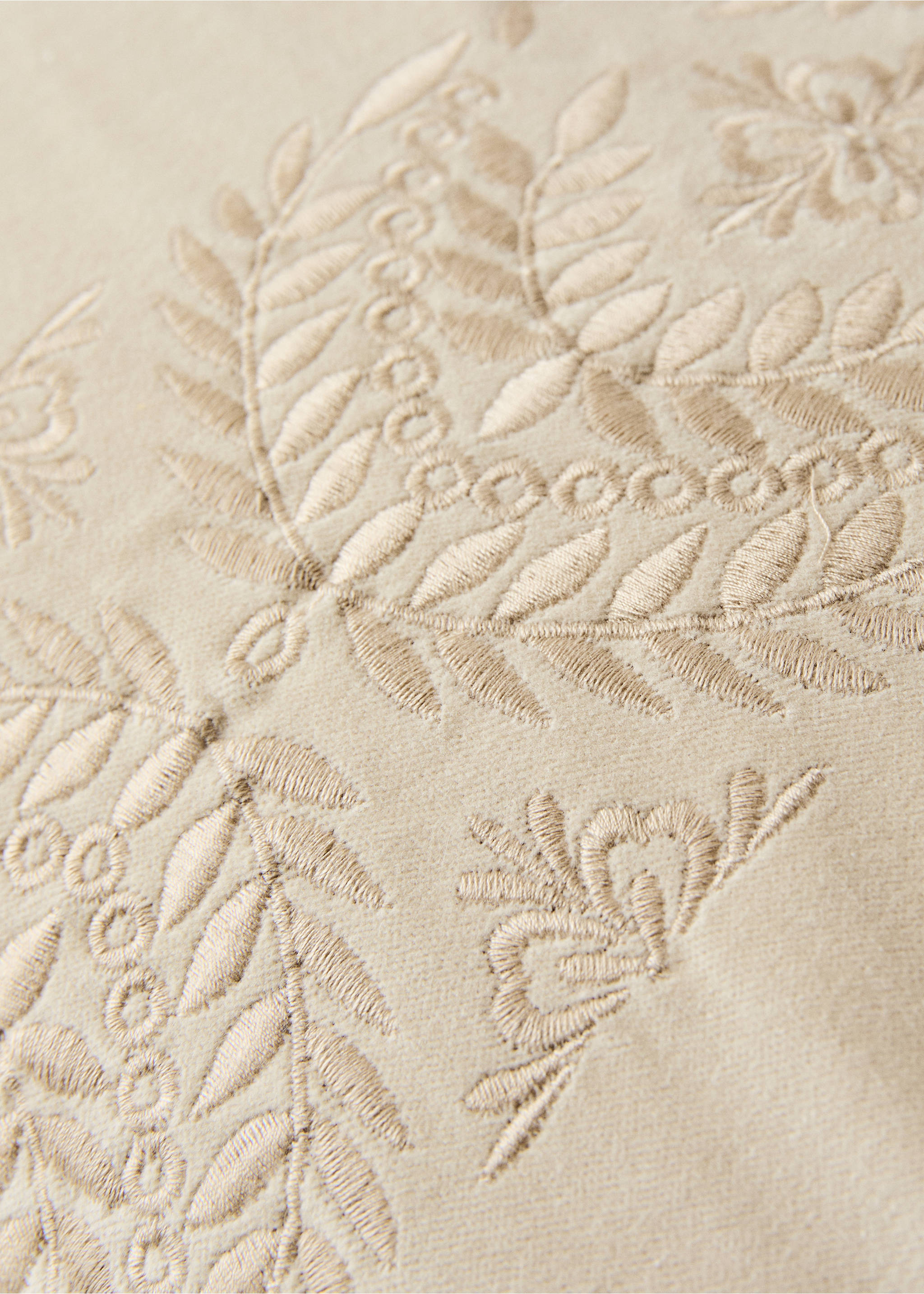 Embroidered velvet cushion cover - Details of the article 3, Beige. Ref: 37042545-00.