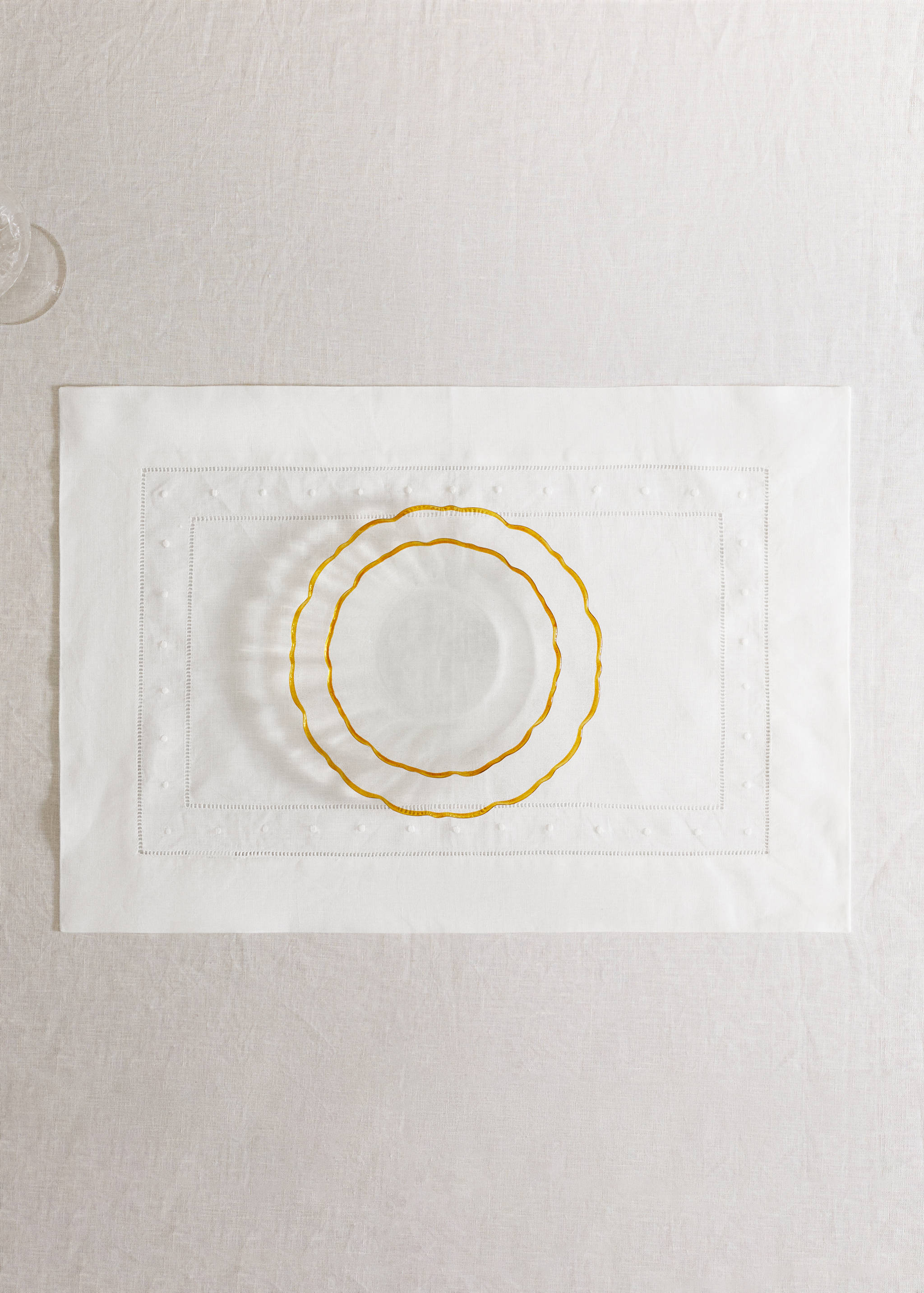 Embroidered dot table mat - General plane