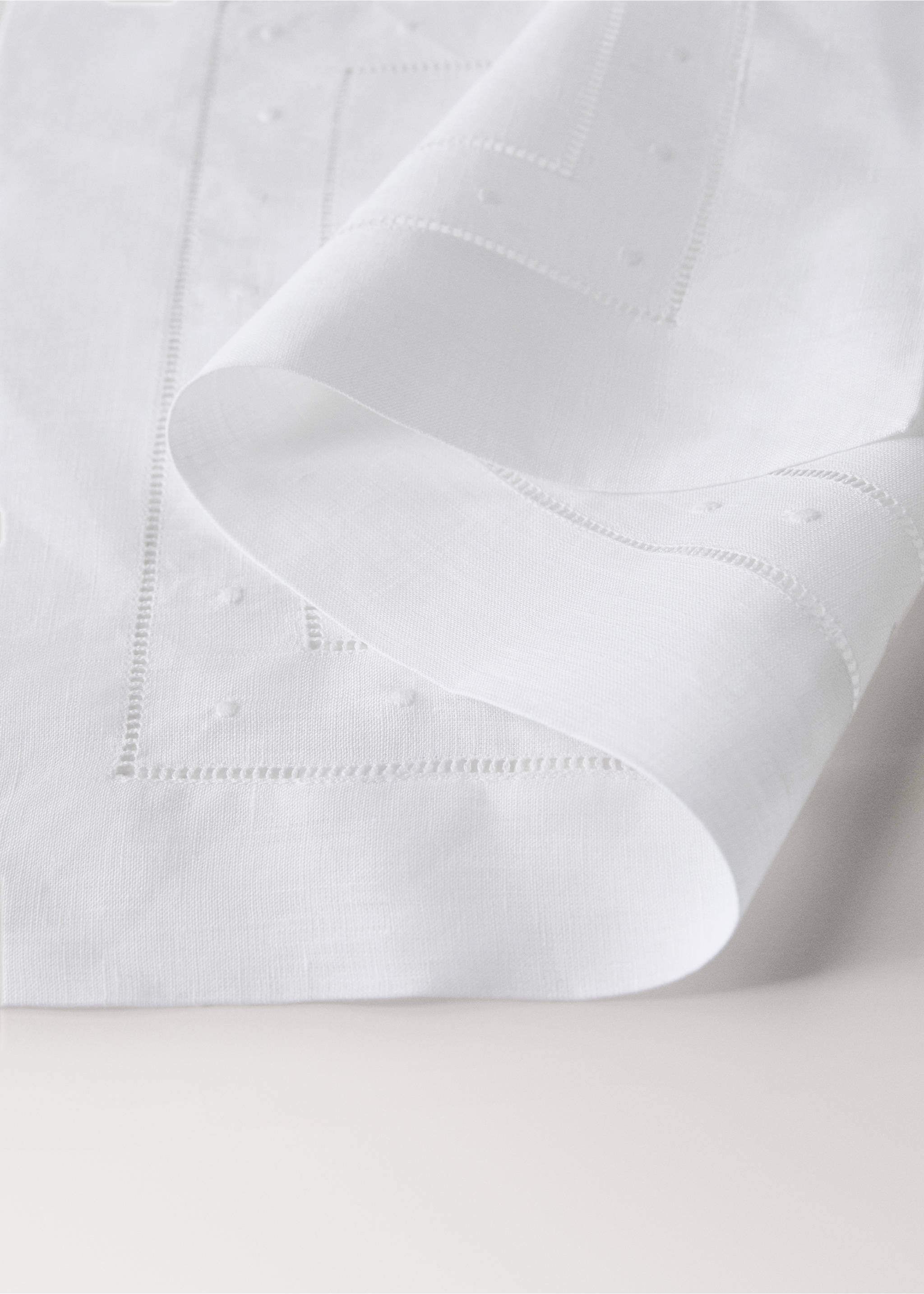 Embroidered dot table mat - Details of the article 1, White. Ref: 37042546-00.
