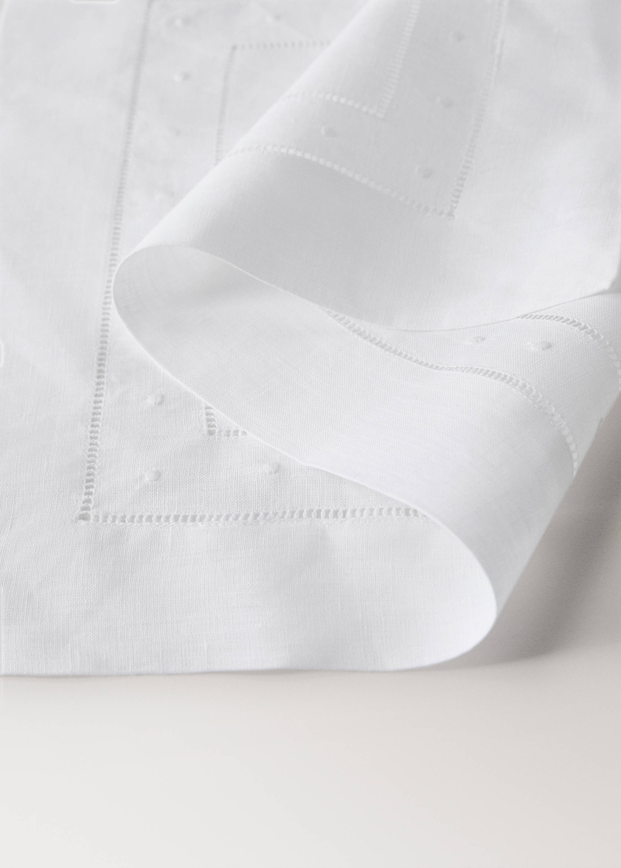 Embroidered dot table mat - Details of the article 1