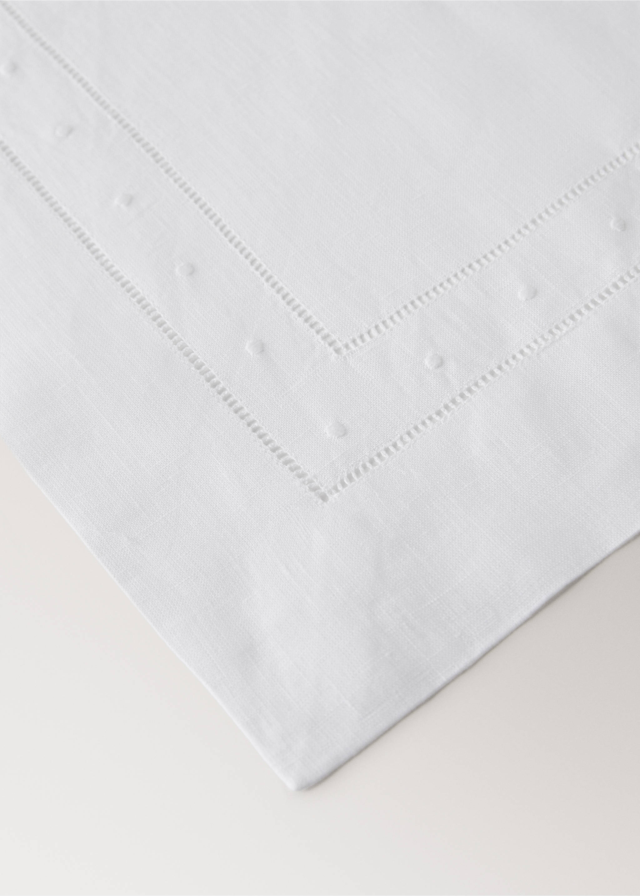 Embroidered dot table mat - Details of the article 2, White. Ref: 37042546-00.